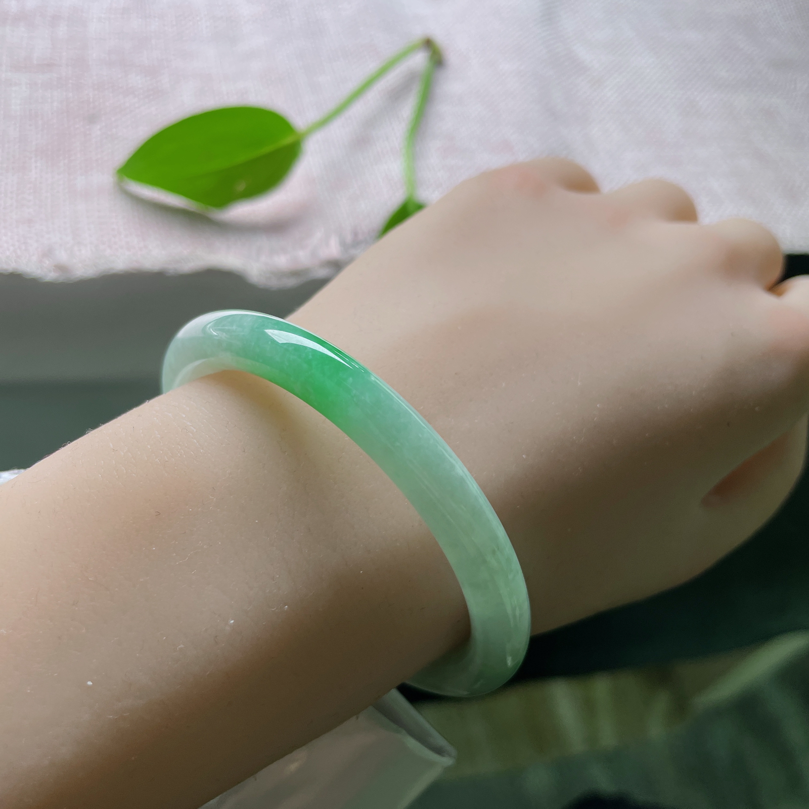 51.9/8，飘阳绿美人条，水润细腻，种老，翠色欲滴，佩戴从容优雅..