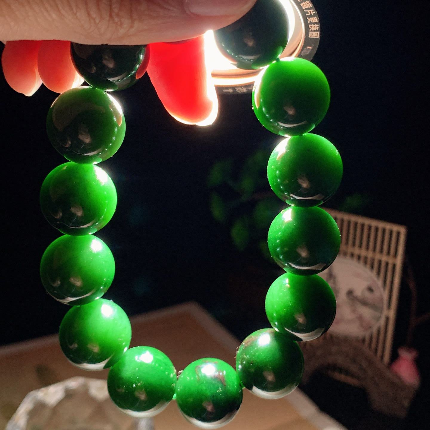 收藏级和田玉七号矿红皮料菠菜绿俄罗斯碧玉手串。单颗尺寸16重94克。玉质细腻油润。手推出油。佩戴高端典雅。lt260415