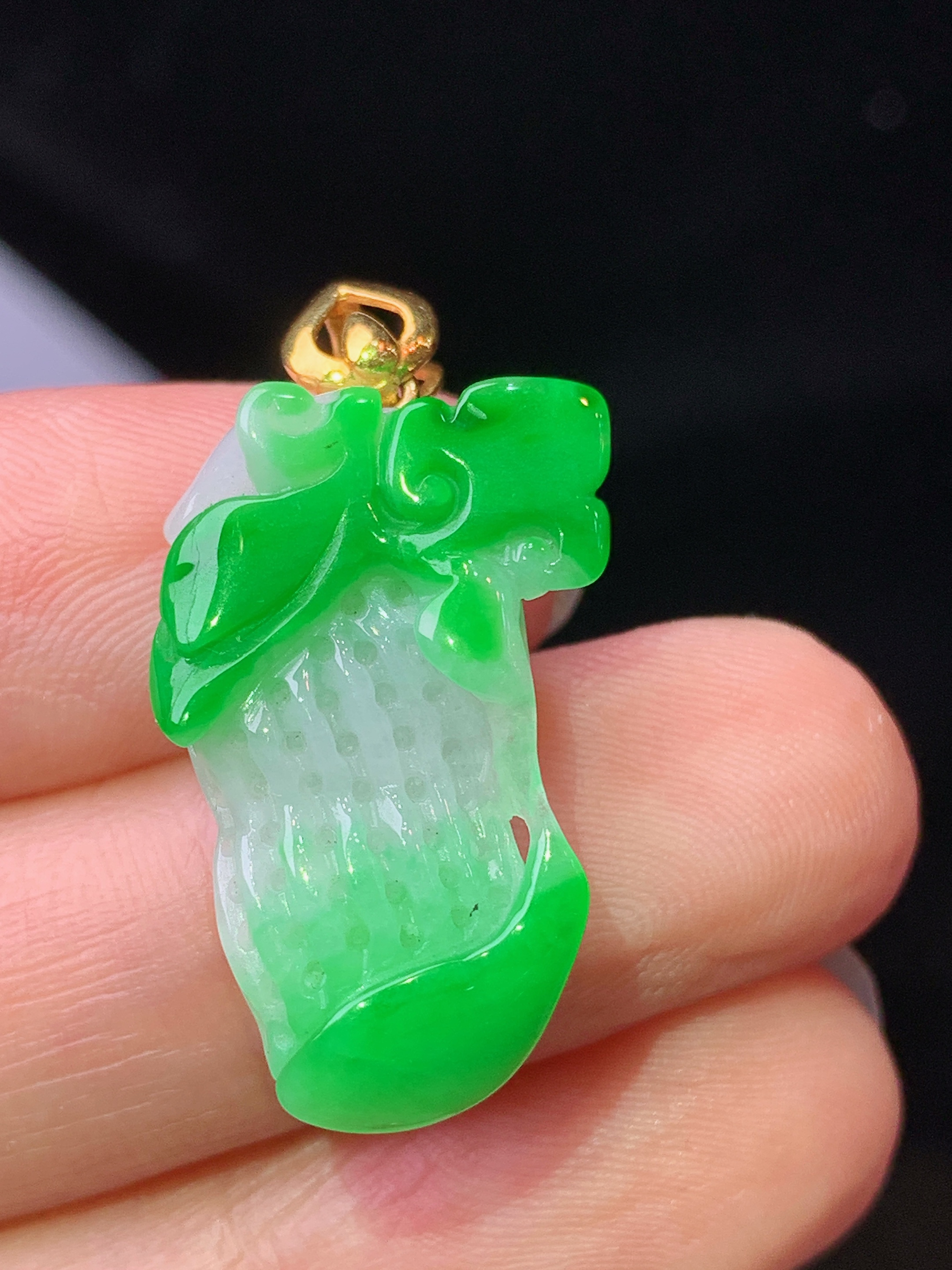 18k金镶嵌飘阳绿花生吊坠 玉质细腻 水润亮眼 色泽艳丽 整体尺寸29*15.3*8z1