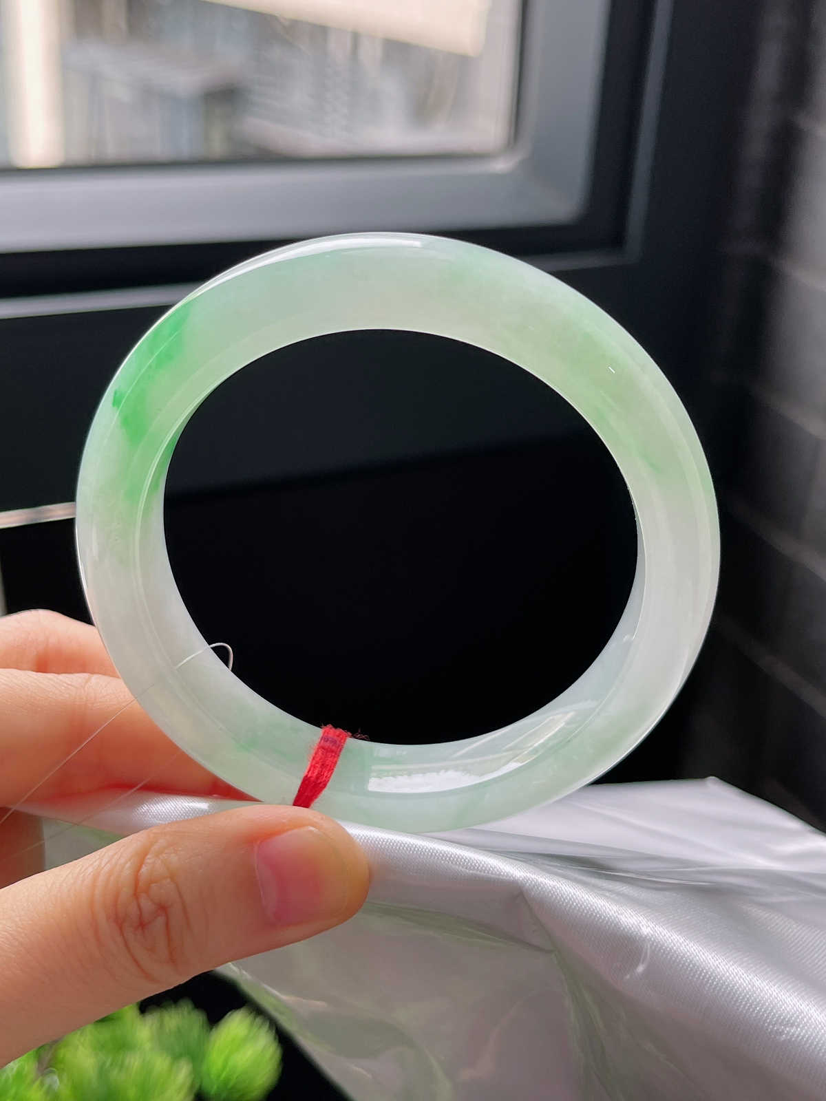 正圈57.3圈口，翡翠冰糯种飘绿手镯