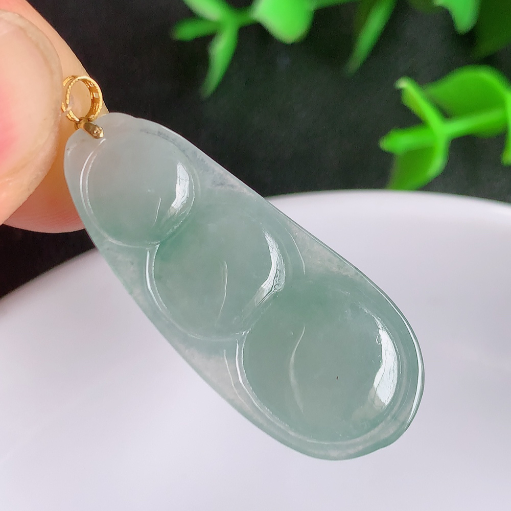 18k金扣冰润飘花福豆翡翠挂件，老种飘花  冰清玉洁  胶感十足  寓意“四季平安，福气满满”颜色鲜艳，清新自然，饱满通透   W49.16  尺寸：34-14.2-6mm