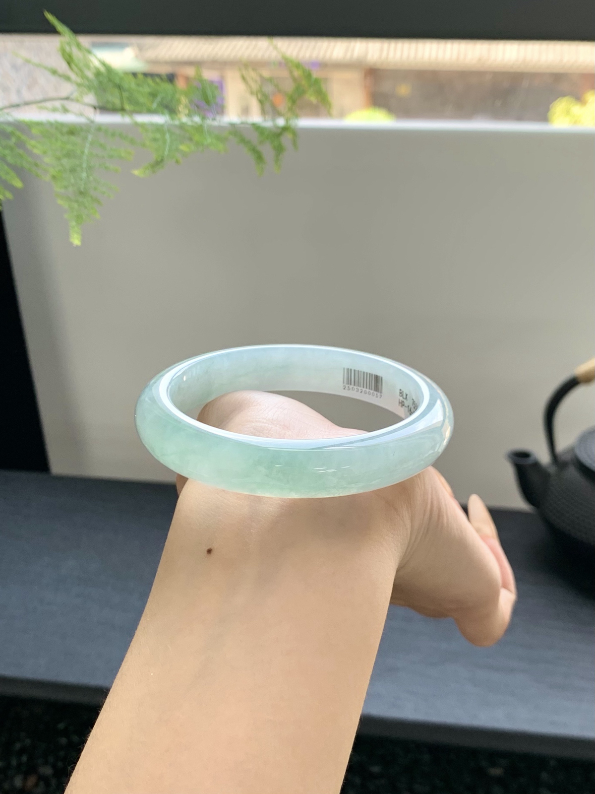 冰半山水手镯
仿佛蕴藏着大自然的灵气与生命的力量，给人一种神秘而优雅的感觉58-12-8mm