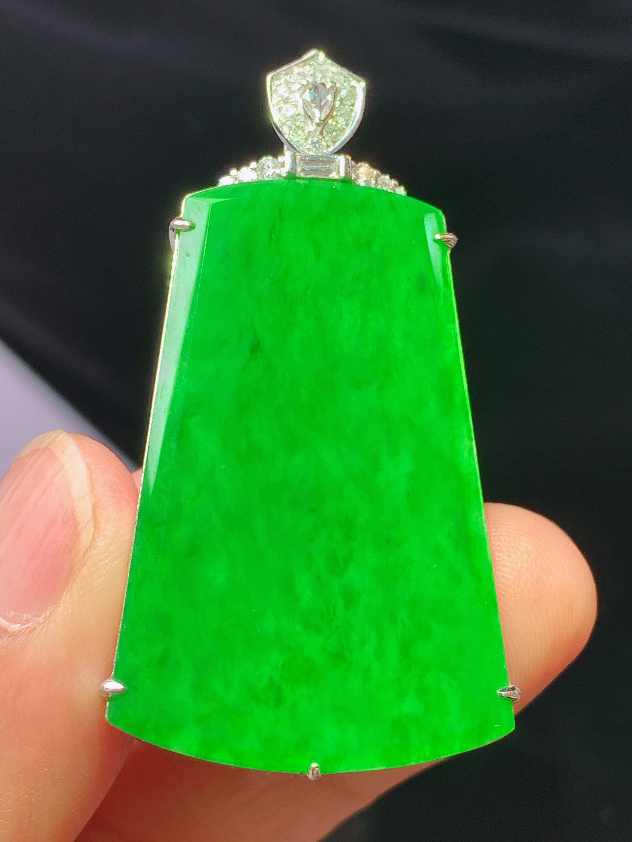 18k金钻镶嵌阳绿无事牌吊坠 玉质细腻 水润亮眼 色泽艳丽 整体尺寸48*25*9.2f1