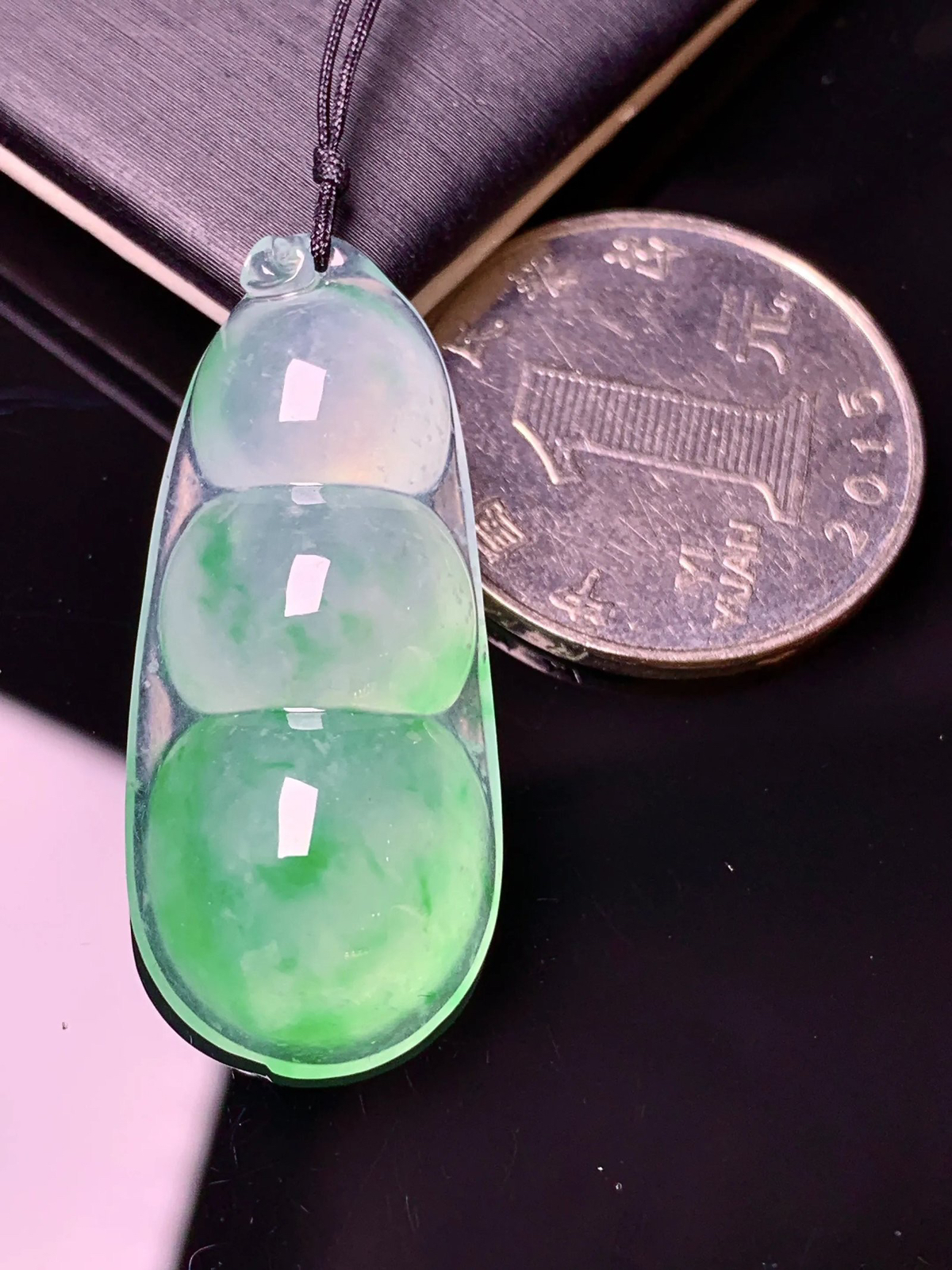 冰种飘绿四季豆 冰透水润 玉质细腻 色泽艳丽清新 整体尺寸35.5*15.5*8.5