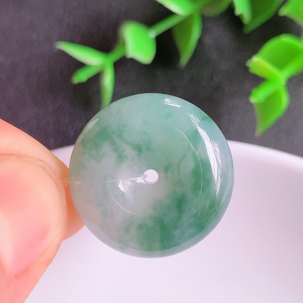 冰润飘花平安扣吊坠，厚装饱满，冰润剔透，细腻水足，种质润泽，飘花灵动，佩戴优雅大气，W49.13   尺寸：21.5-6.2mm