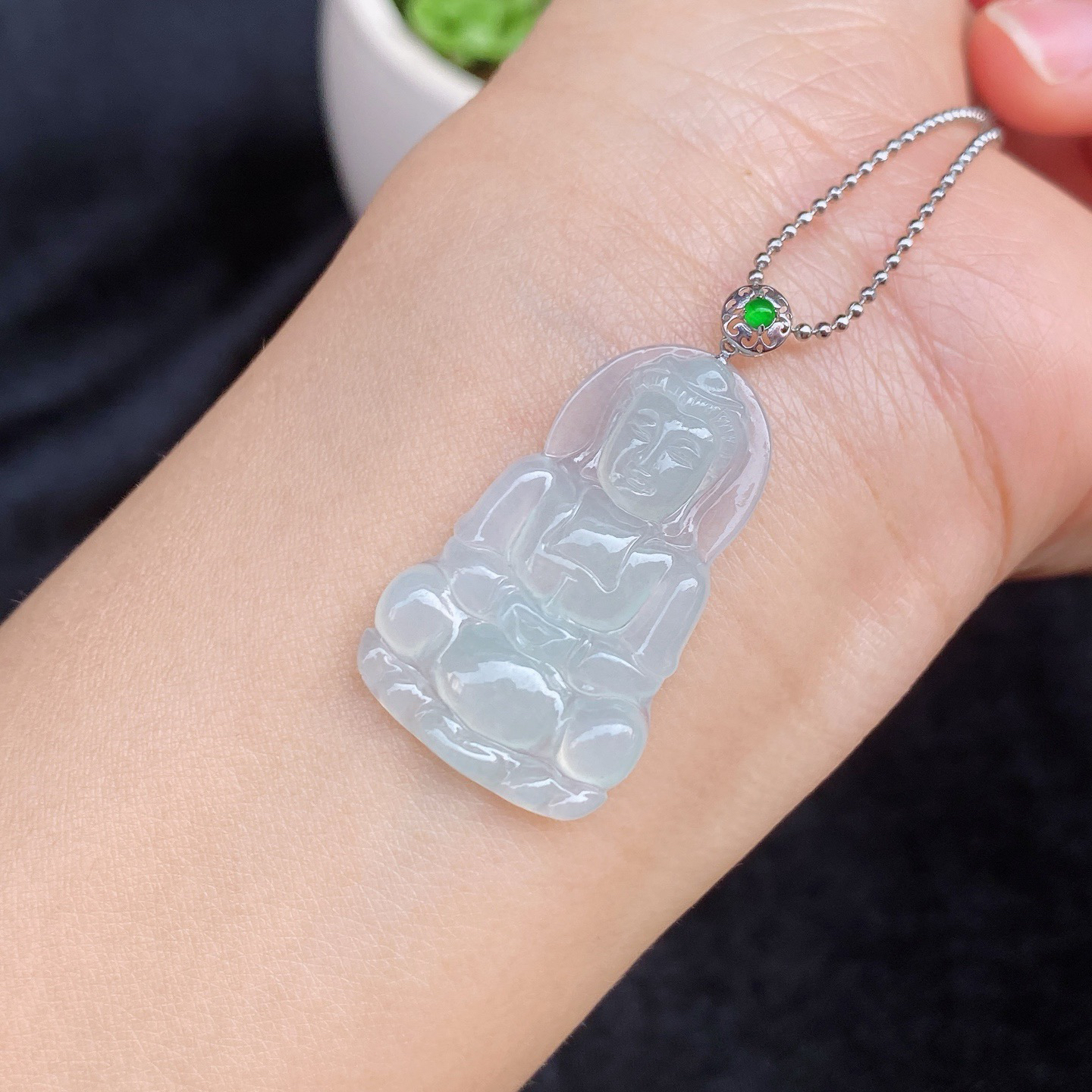 冰观音吊坠
白冰底色，光泽柔和，胶感十足
18k金扣，精致又高级