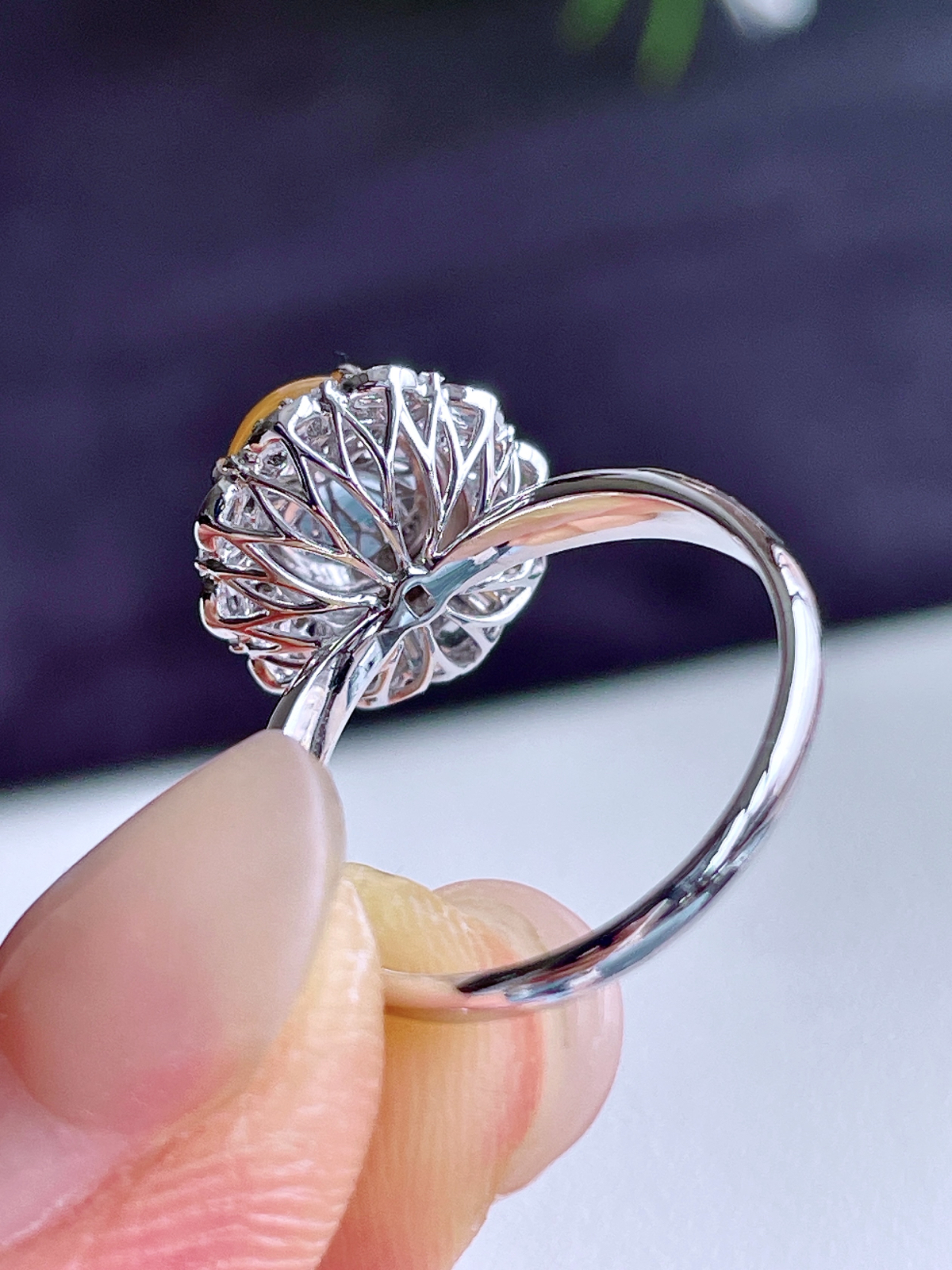 【镶嵌】高冰黄翡蛋面戒指 
【说明】缅料 18k金镶嵌 性价比高  
【整体】13.7-12.4-10
【裸石】8.7-7-5.7
【圈口】13号..