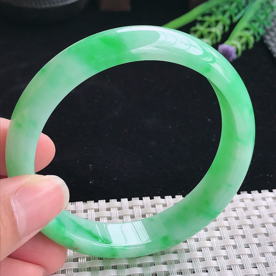 实拍A货翡翠61.5/14.2/8大圈口老坑精美冰润飘阳绿手镯翡翠珍藏玉镯平安镯