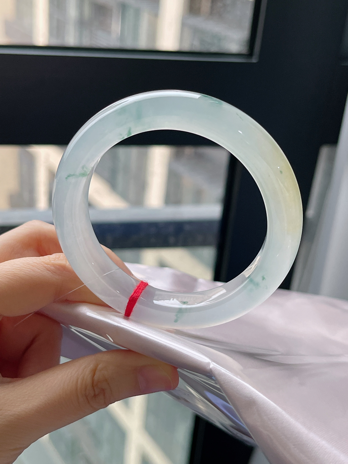 正圈55.2圈口，翡翠冰种白色飘一抹黄翡手镯