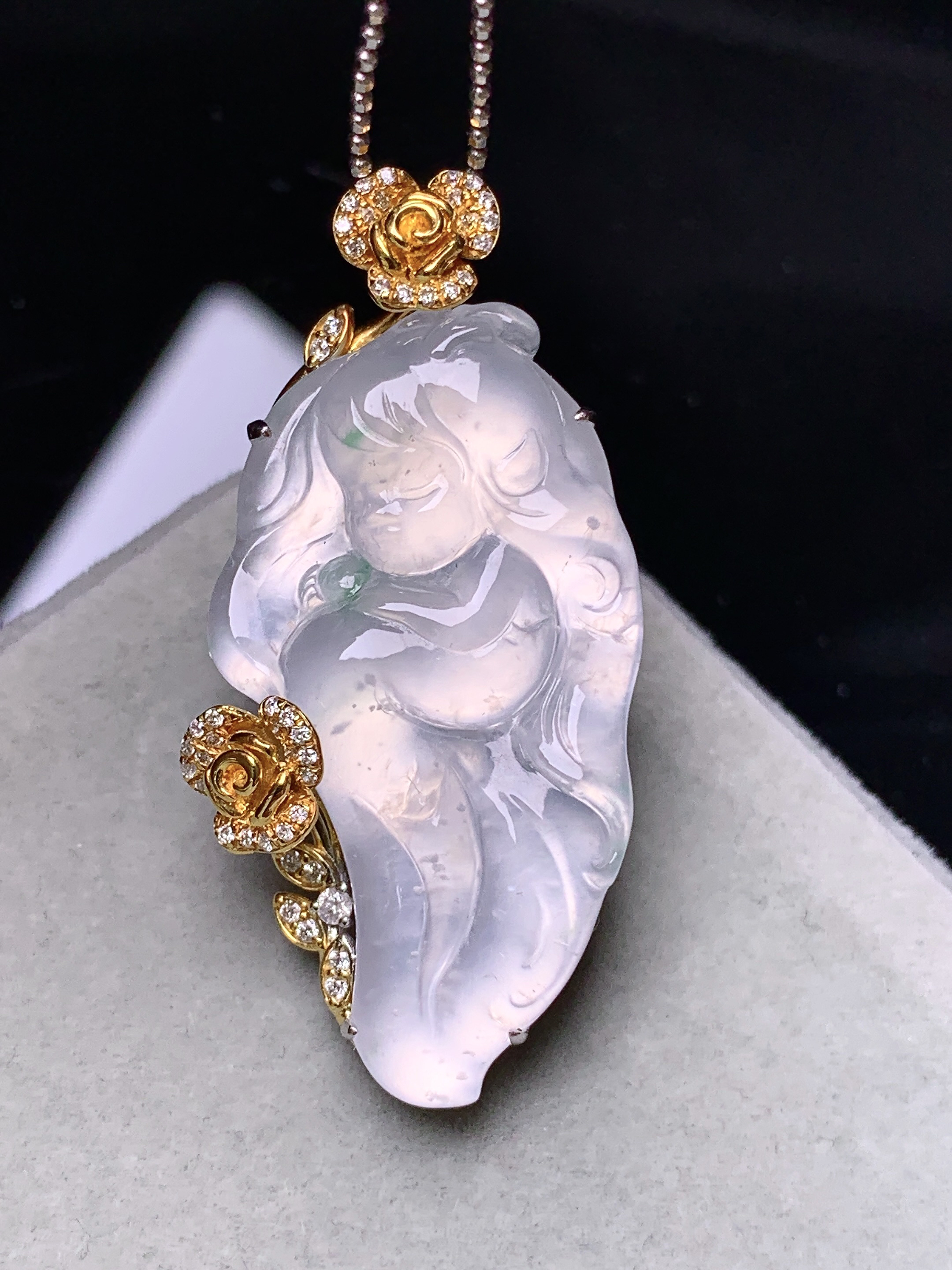 18k金钻镶嵌冰种天使宝宝吊坠 玉质细腻 水润亮眼 色泽艳丽 整体尺寸38.5*18.2*6.2m5