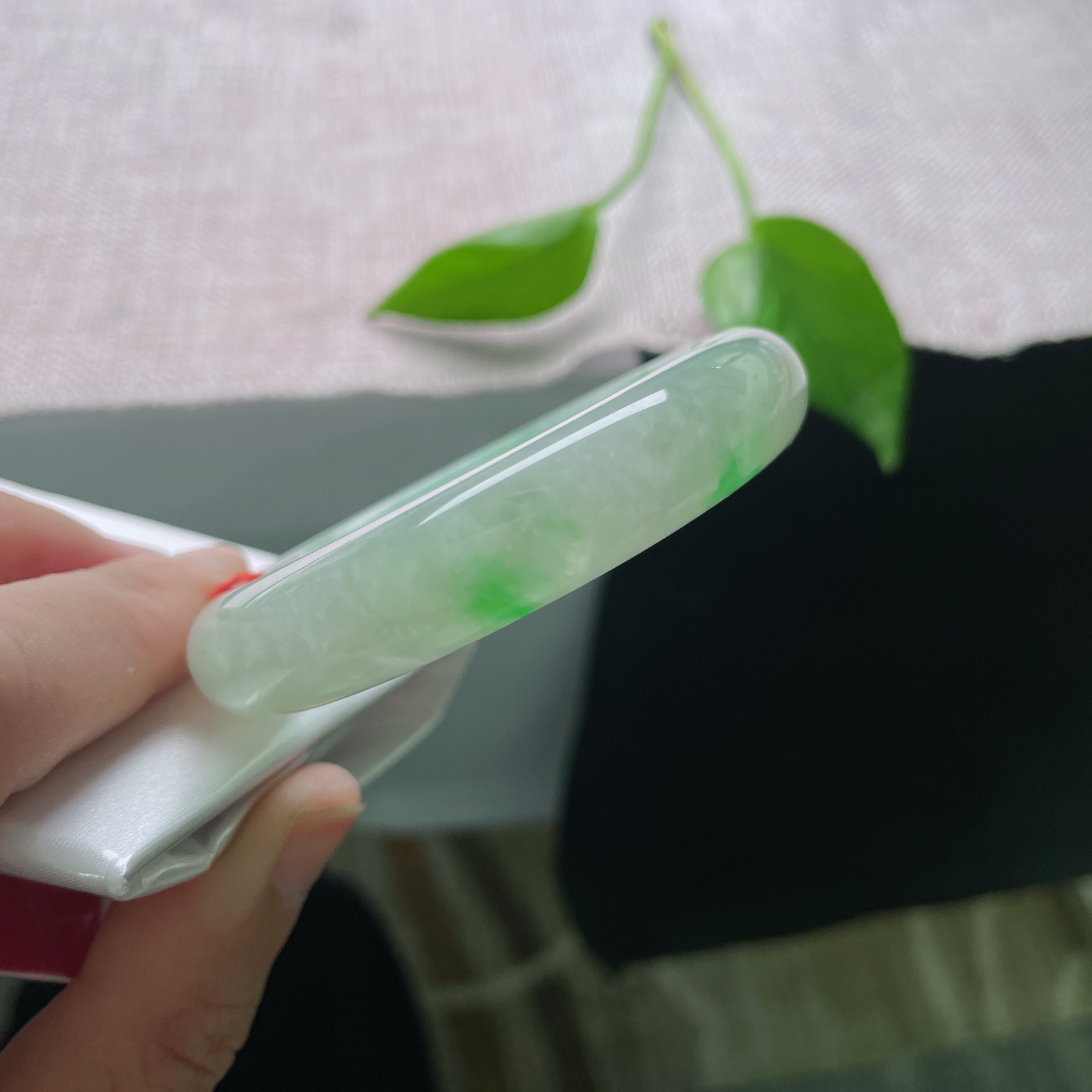 53.8/12.6/8，飘阳绿正圈，种老，晶莹剔透，翠色娇艳欲滴，晶体纹..