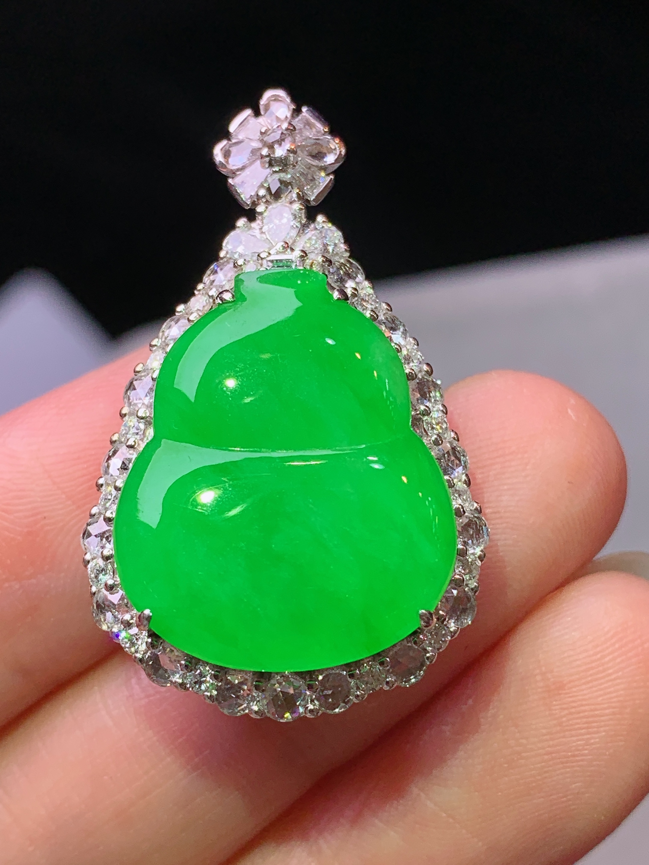 18k金钻镶嵌阳绿葫芦吊坠 玉质细腻 水润亮眼 色泽艳丽 整体尺寸33*20*10m5