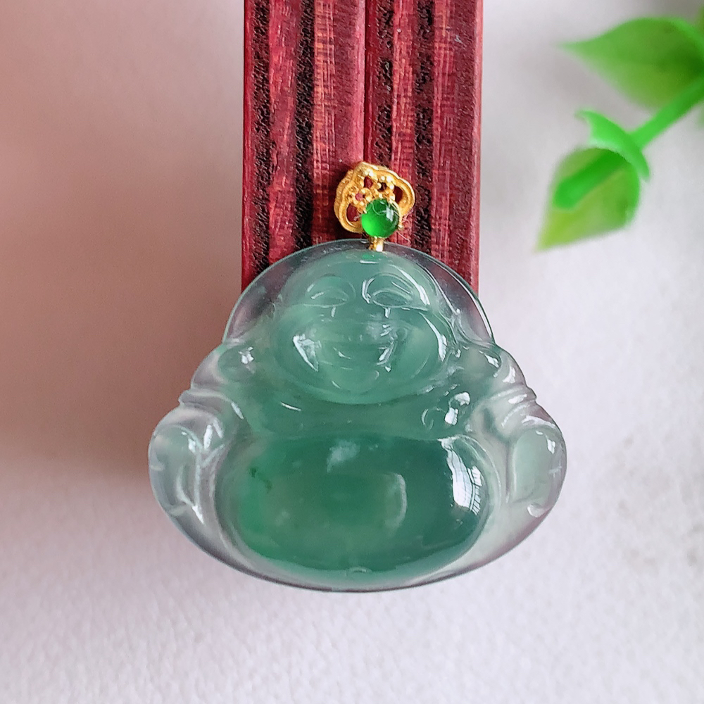 18k金扣蓝冰佛公挂件 玉质细腻  精雕弥勒佛，笑佛福耳垂肩，面相喜庆，开怀大笑，憨态可掬。惟妙惟肖