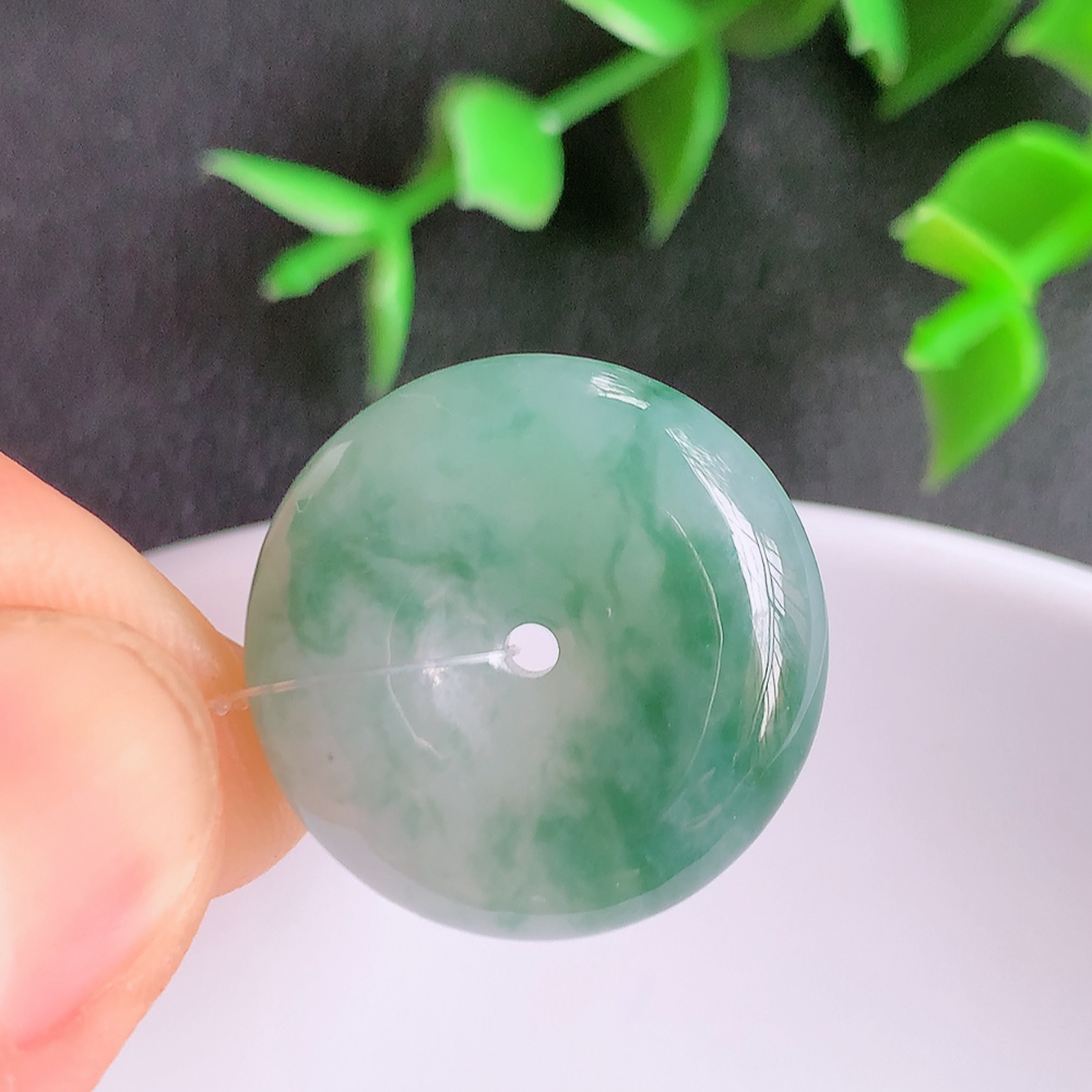 冰润飘花平安扣吊坠，厚装饱满，冰润剔透，细腻水足，种质润泽，飘花灵动，佩戴优雅大气，W49.13   尺寸：21.5-6.2mm