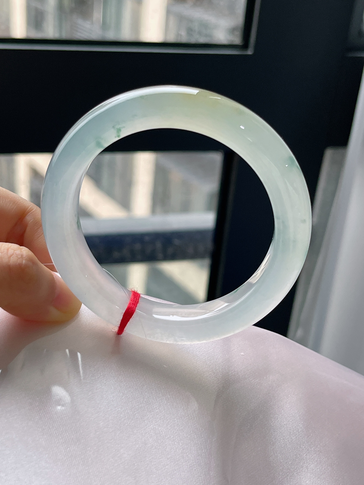 正圈55.2圈口，翡翠冰种白色飘一抹黄翡手镯