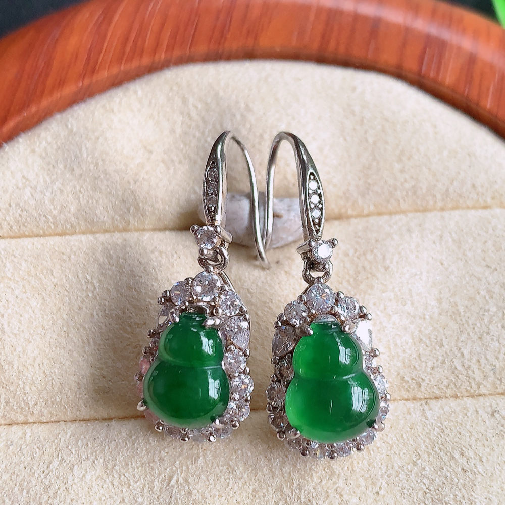 冰满绿翡翠925银镶嵌葫芦耳坠，自然光实拍，翠色灵动，颜色漂亮，种老水足，品相佳，佩戴佳品！W481.13  取一整体尺寸：17.5-10.6-7.8mm  裸石尺寸：10-7.8mm