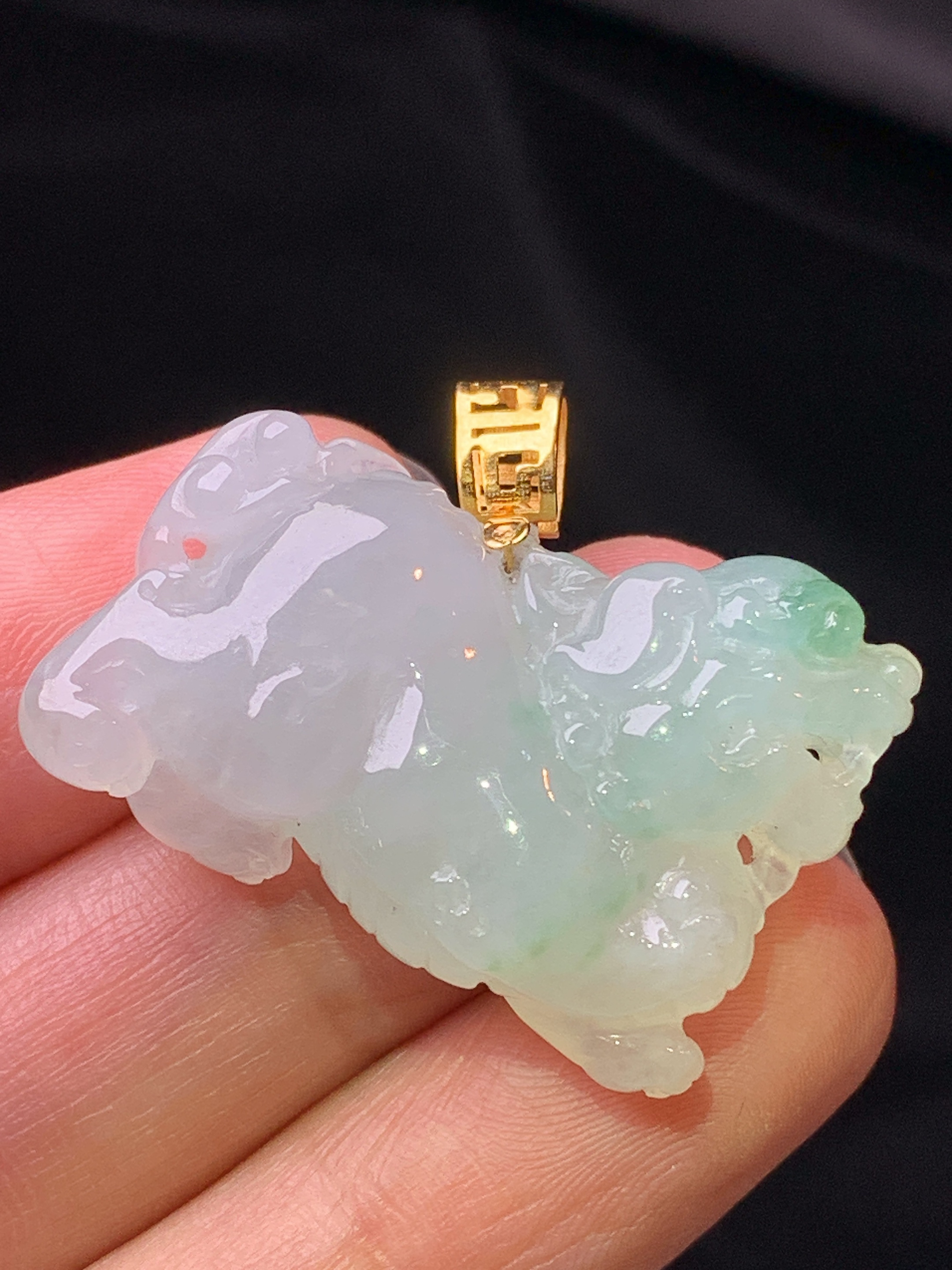 18k金镶嵌冰种唐马吊坠 玉质细腻 水润亮眼 色泽艳丽 整体尺寸24.3*28.8*9j1