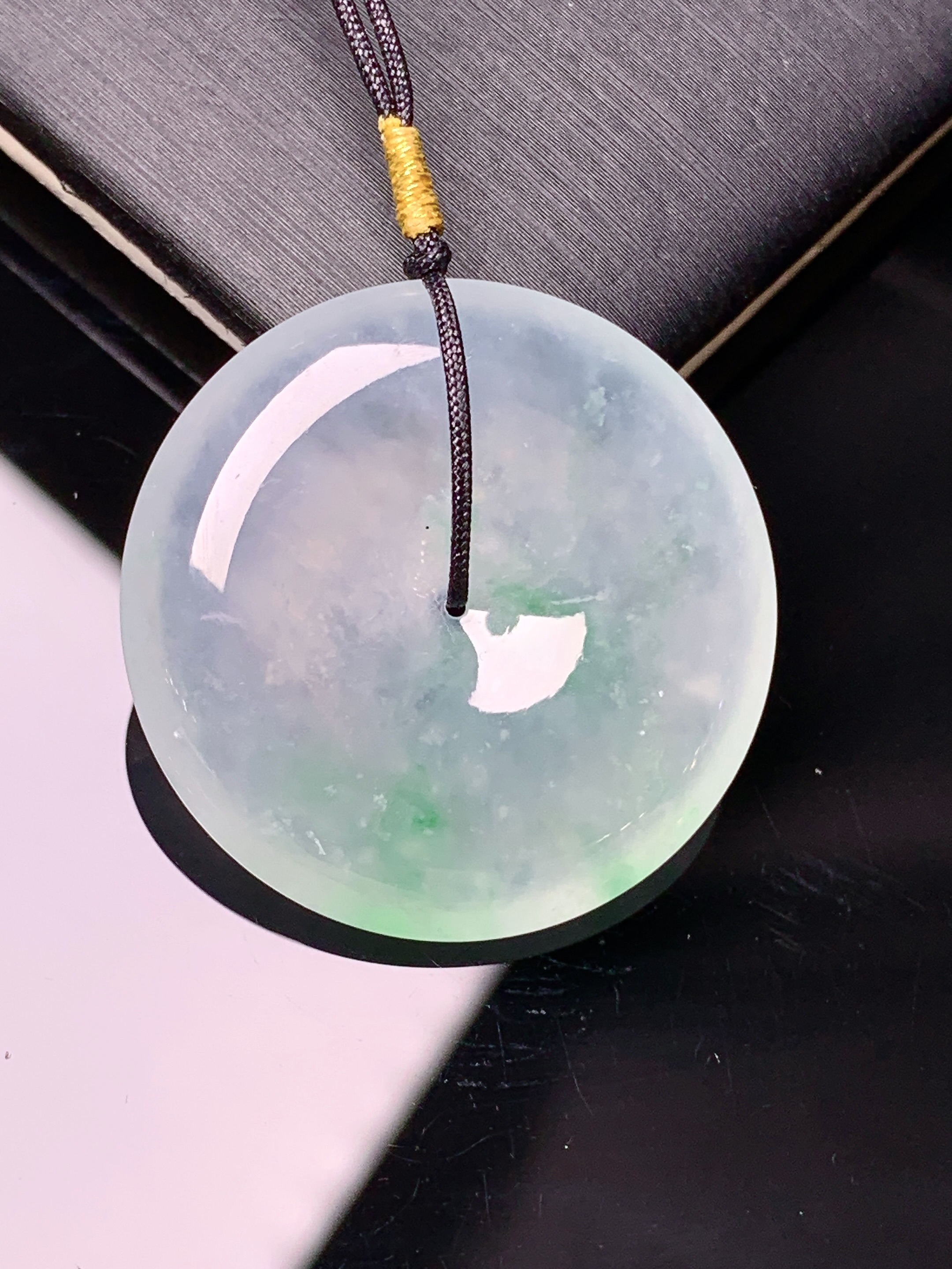 冰种飘绿平安扣吊坠 玉质细腻 色泽艳丽清新 水润亮眼 整体尺寸27.2*5.8d3