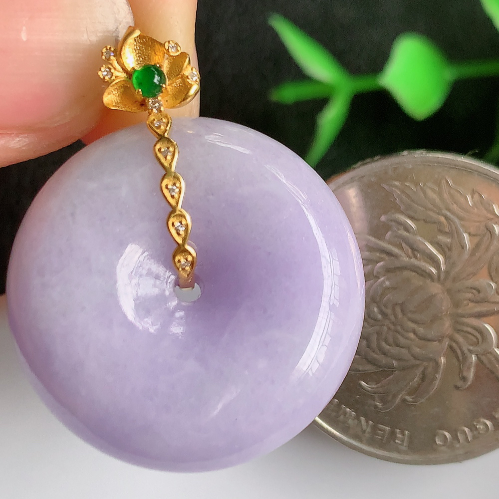 18k金伴钻冰润紫罗兰平安扣吊坠，厚装饱满，冰润剔透，细腻水足，种质润泽，飘花灵动，佩戴优雅大气，W01.13   整体尺寸：30-24-8.5mm    裸石尺寸：24-8.5mm