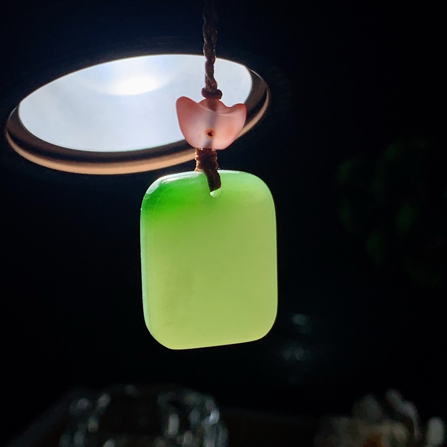 和田玉阳绿俄罗斯碧玉平安无事牌挂件。尺寸26/20/8重14克 玉质细腻油润 底色纯净 脂粉好，品质好。lt260413