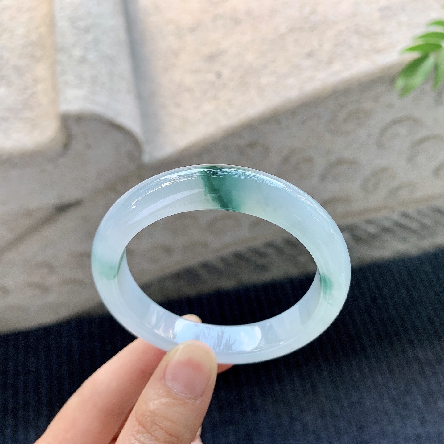 正圈51 52【圈口】52.5/11.4/7.9【编码】C5121219【描述】冰糯飘绿，水润，种老，细腻，打灯有絮线