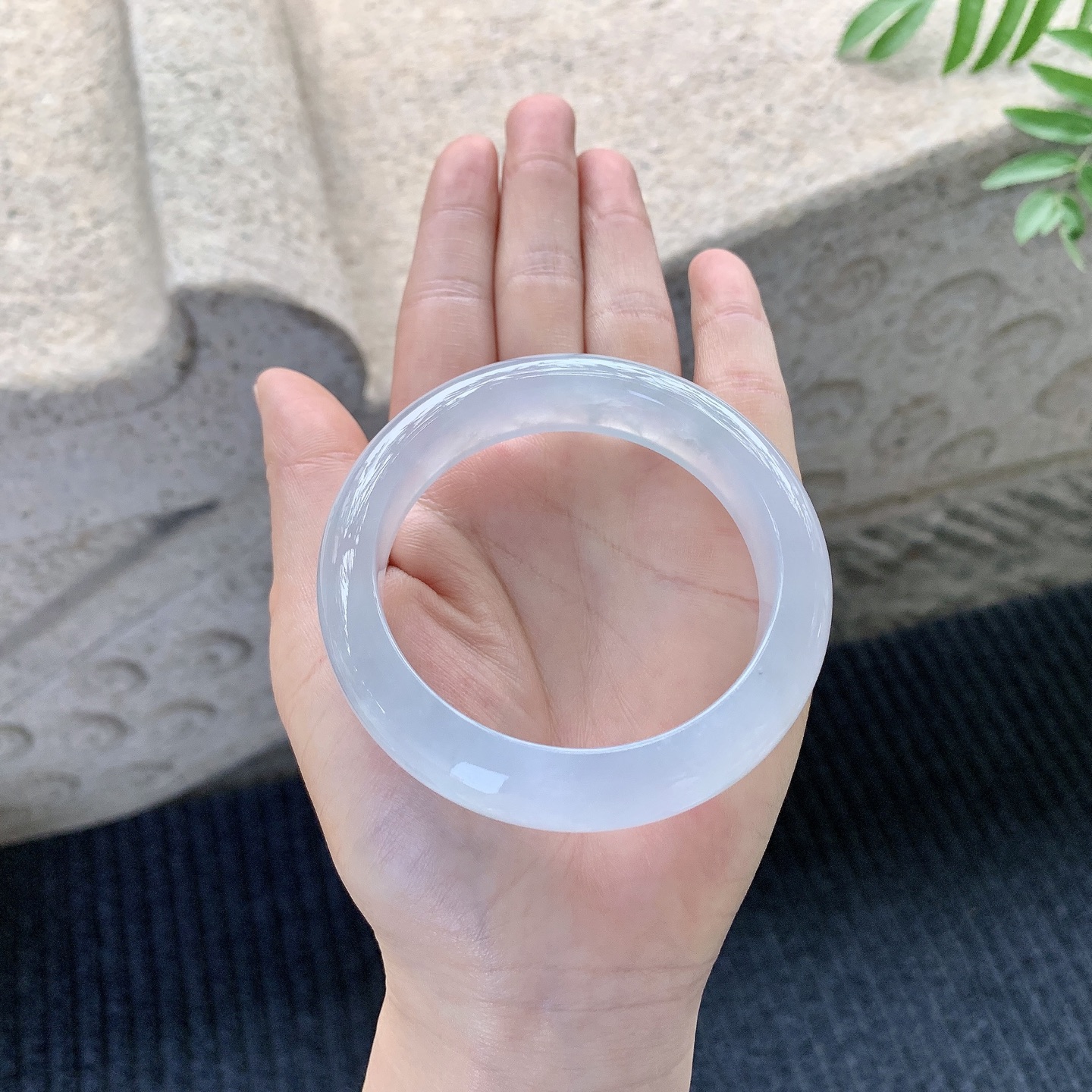 正圈55 56【圈口】56/14/9【编码】HT121411【描述】冰种，清透，水润，种老，细腻，打灯有絮线