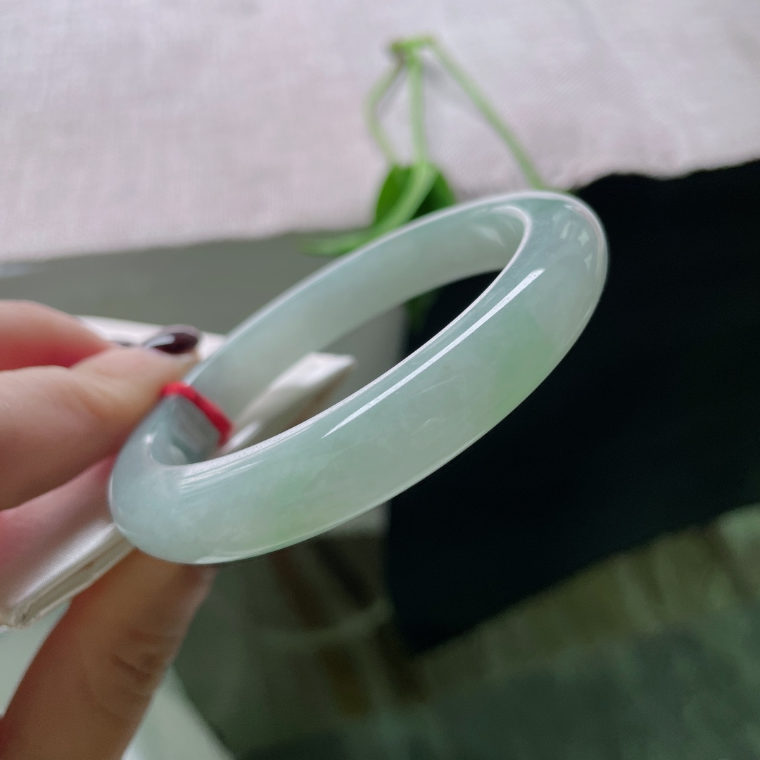 55.8/10.4/8.3，淡绿底正圈，底色如浸水的古宣——洇开满眼生机却不张扬。皮纹，ss48116a