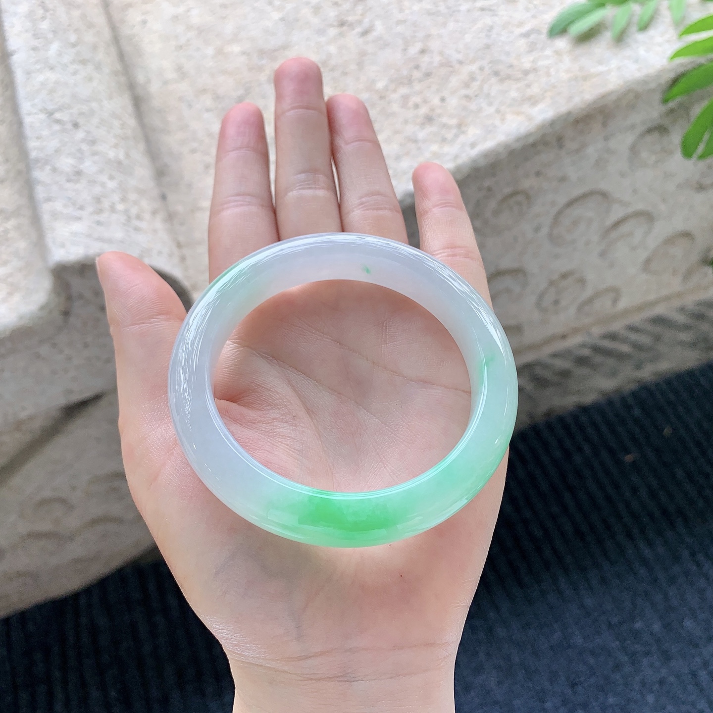 正圈56 57 圈口57/11.5/9.3 编码A3041529 冰糯飘绿，水润，种老，细腻，无裂