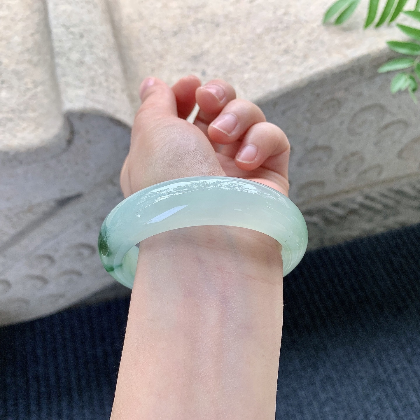 正圈56 57【圈口】57.7/16.3/9.5【编码】HC121428【描述】冰糯飘绿，宽版，水润，种老，细腻，无裂