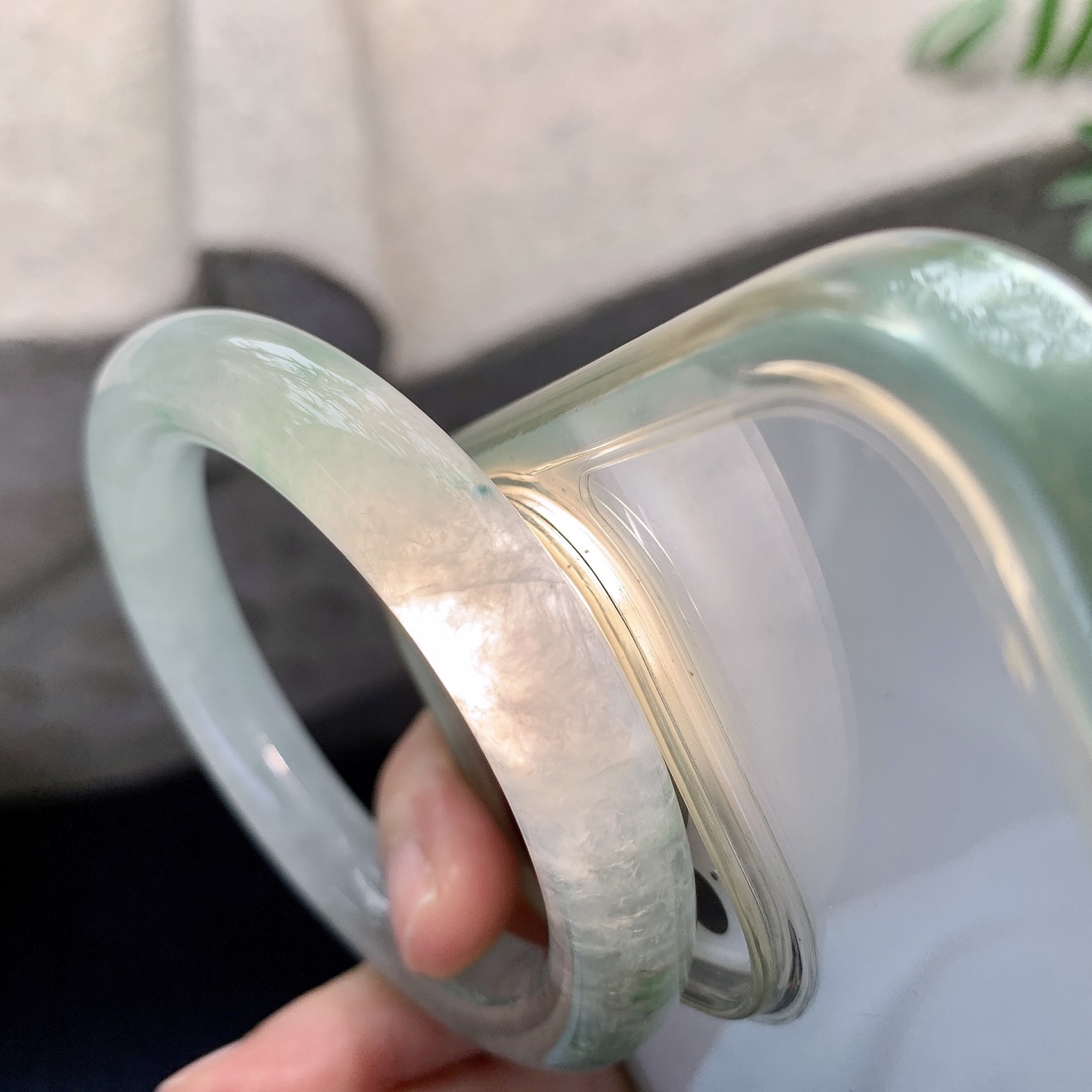 圆条51 52【圈口】52.7/10.2/10【编码】C5121417【描述】冰糯飘花，清透，水润，种老，细腻，打灯有絮线