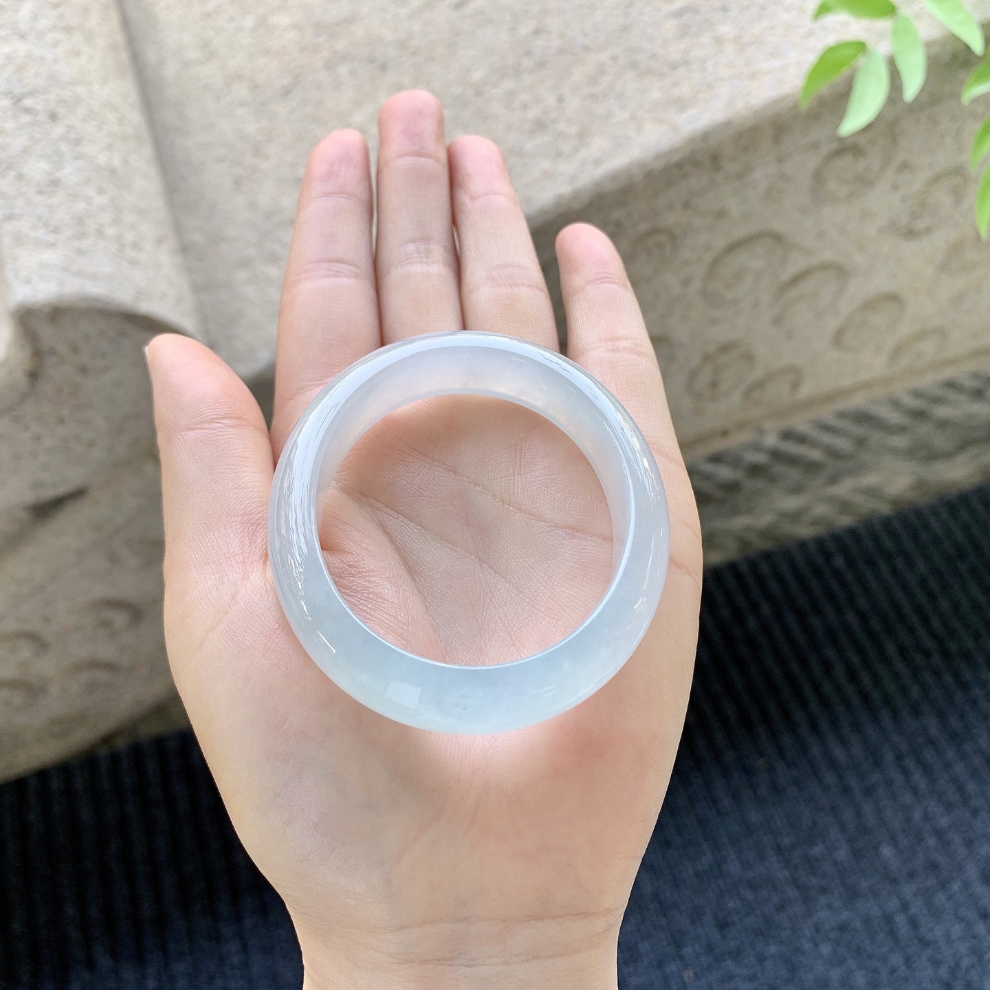 贵妃51 52 圈口52.4/45.5/12.2/7.4 糯冰底色，水润，种老，细腻，打灯有棉线A1032082