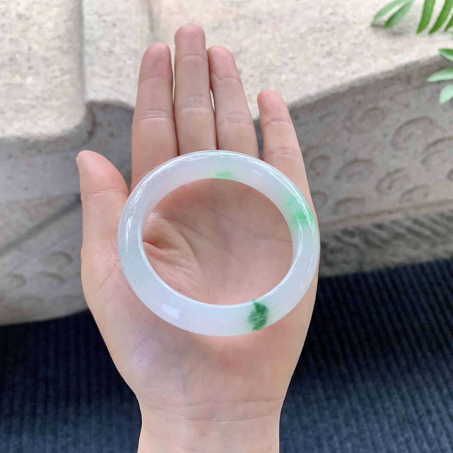 正圈51 52【圈口】52.8/11.5/8.3【编码】C5121415【描述】细糯飘绿，水润，种老，细腻，打灯有纹线