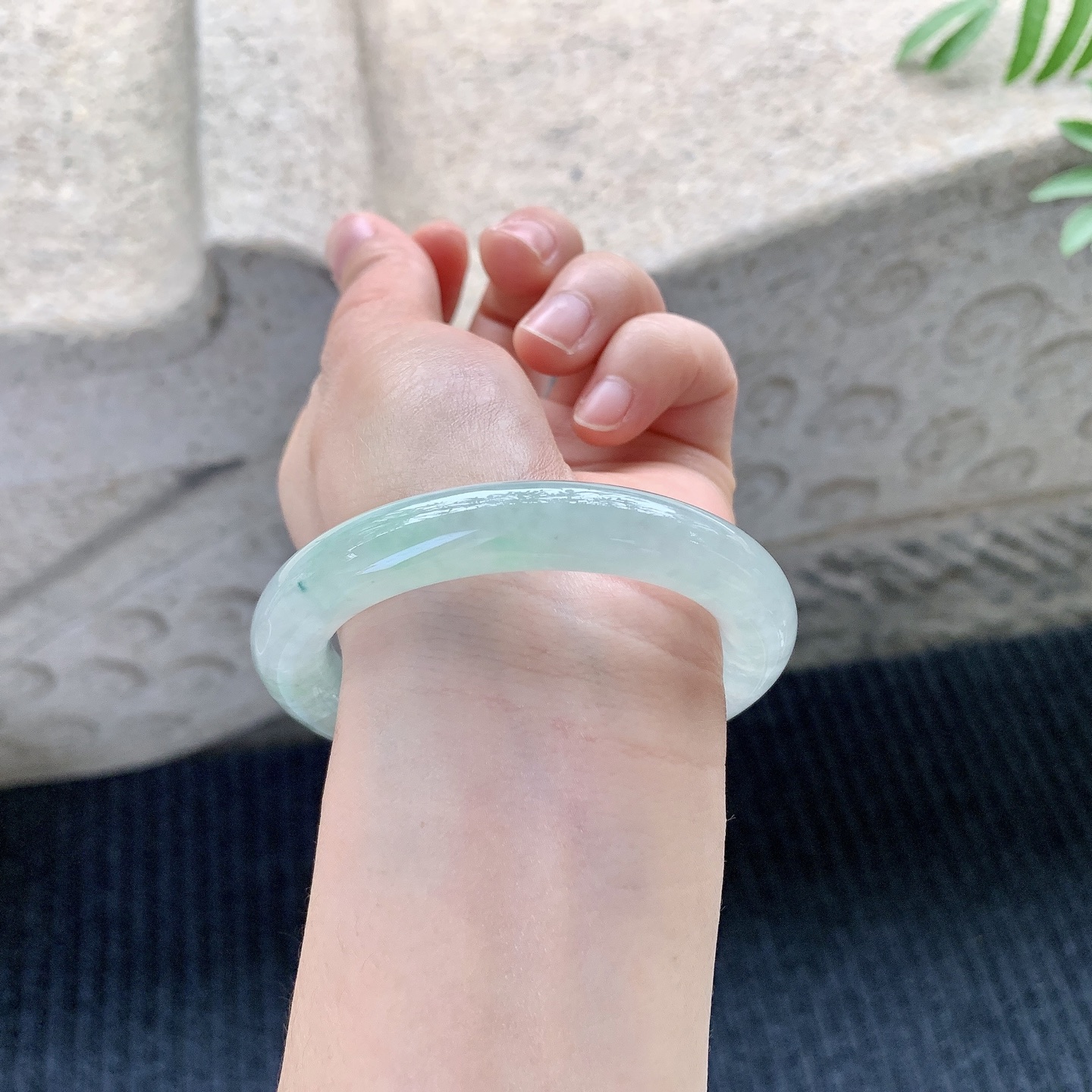 圆条51 52【圈口】52.7/10.2/10【编码】C5121417【描述】冰糯飘花，清透，水润，种老，细腻，打灯有絮线