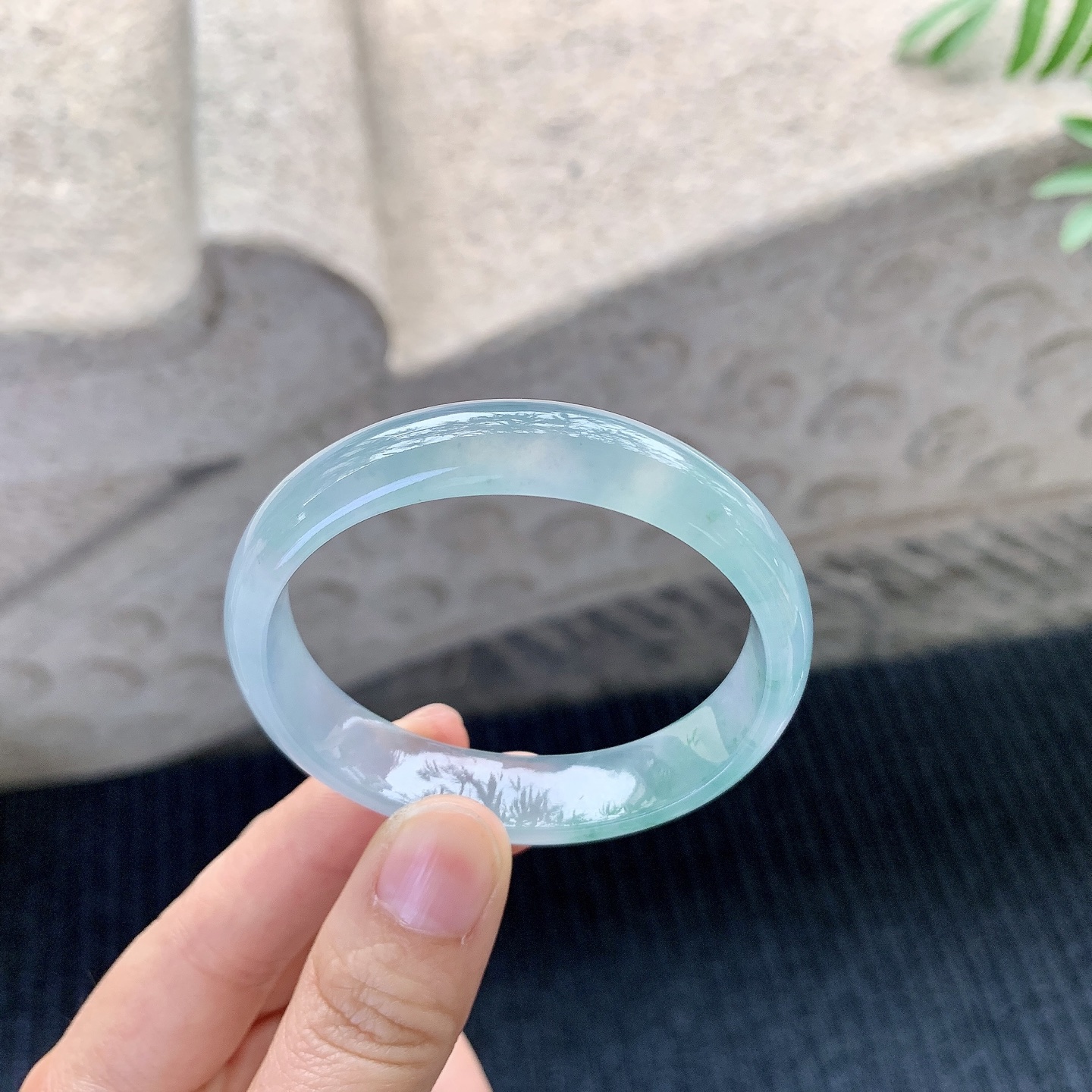 贵妃49 50【圈口】50.6/45.6/11.8/6【编码】H1121433【描述】冰糯紫底飘花，水润，种老，细腻，无裂