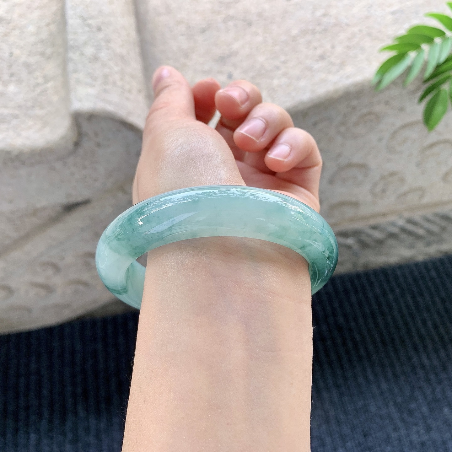 正圈59 60【圈口】60.2/14.5/9.6【编码】A1121230【描述】糯冰飘花，水润，种老，细腻，无裂