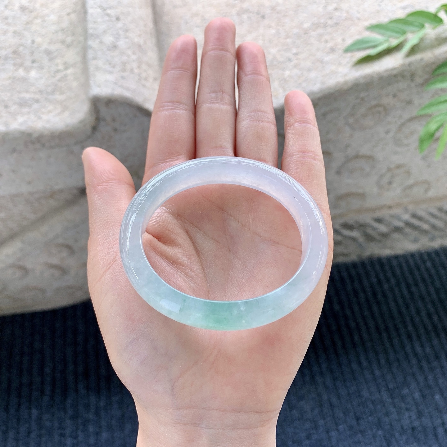 贵妃52 53【圈口】53.7/45.8/11.2/7.6【编码】A1121329【描述】冰糯飘绿，