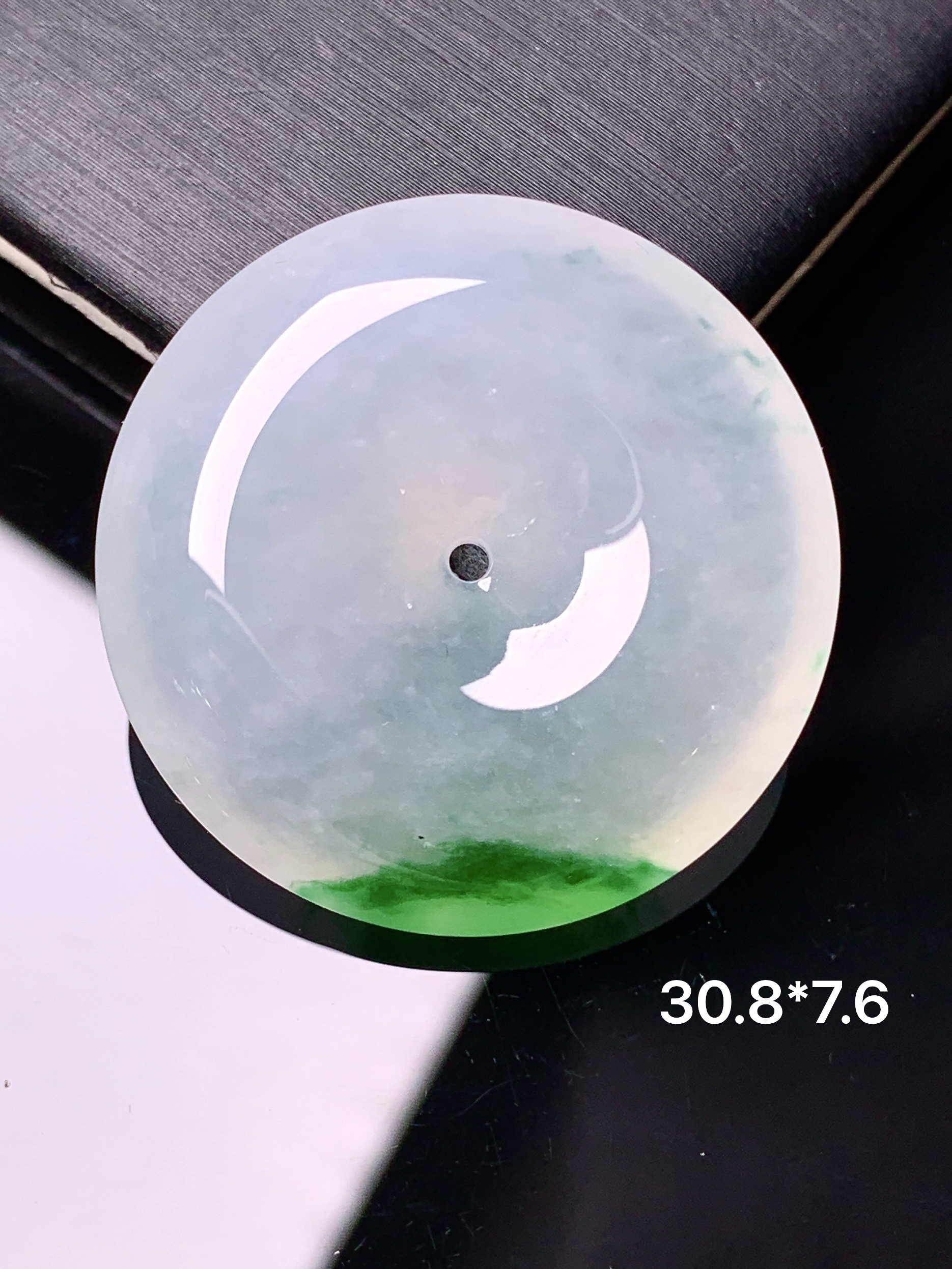 冰种飘绿平安扣吊坠 玉质细腻 水润亮眼 色泽艳丽 整体尺寸30.8*7.6x1