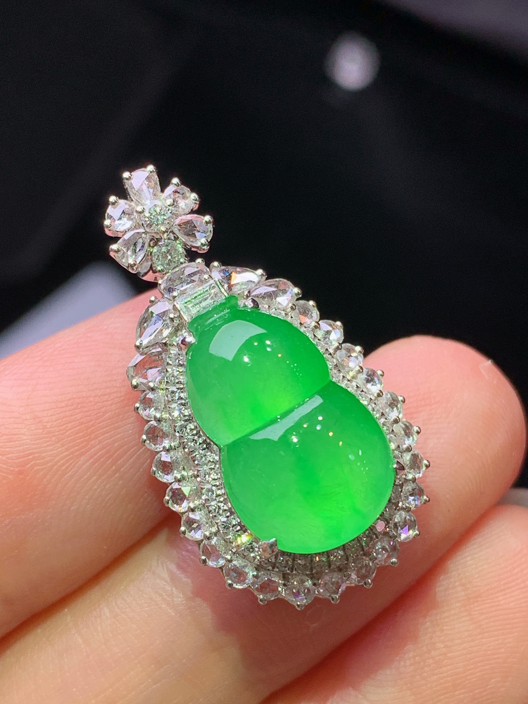 18k金钻镶嵌冰阳绿葫芦吊坠 玉质细腻 水润亮眼 色泽艳丽 整体尺寸24.5*15.2*11.5z1