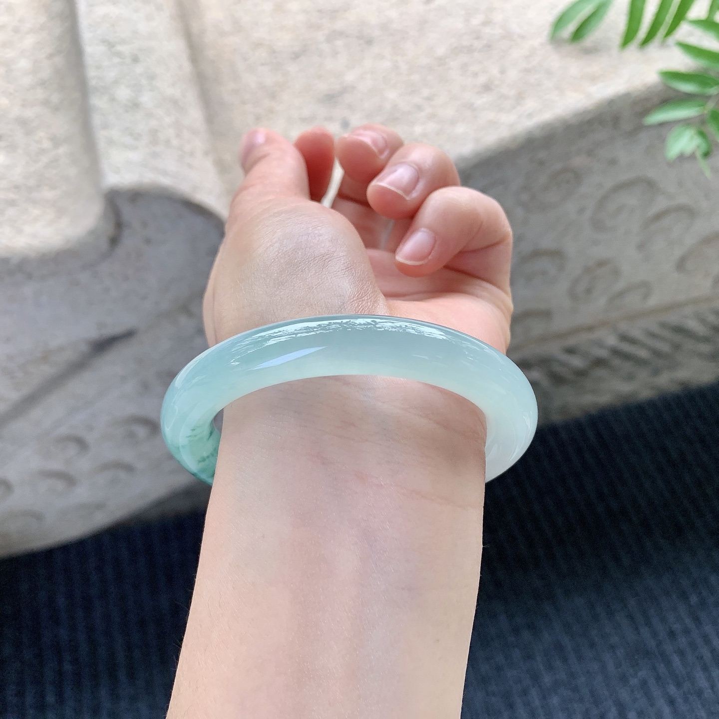 圆条54 55【圈口】55/10/10【编码】HC121426【描述】冰糯晴绿飘花，水润，种老，细腻，无裂纹