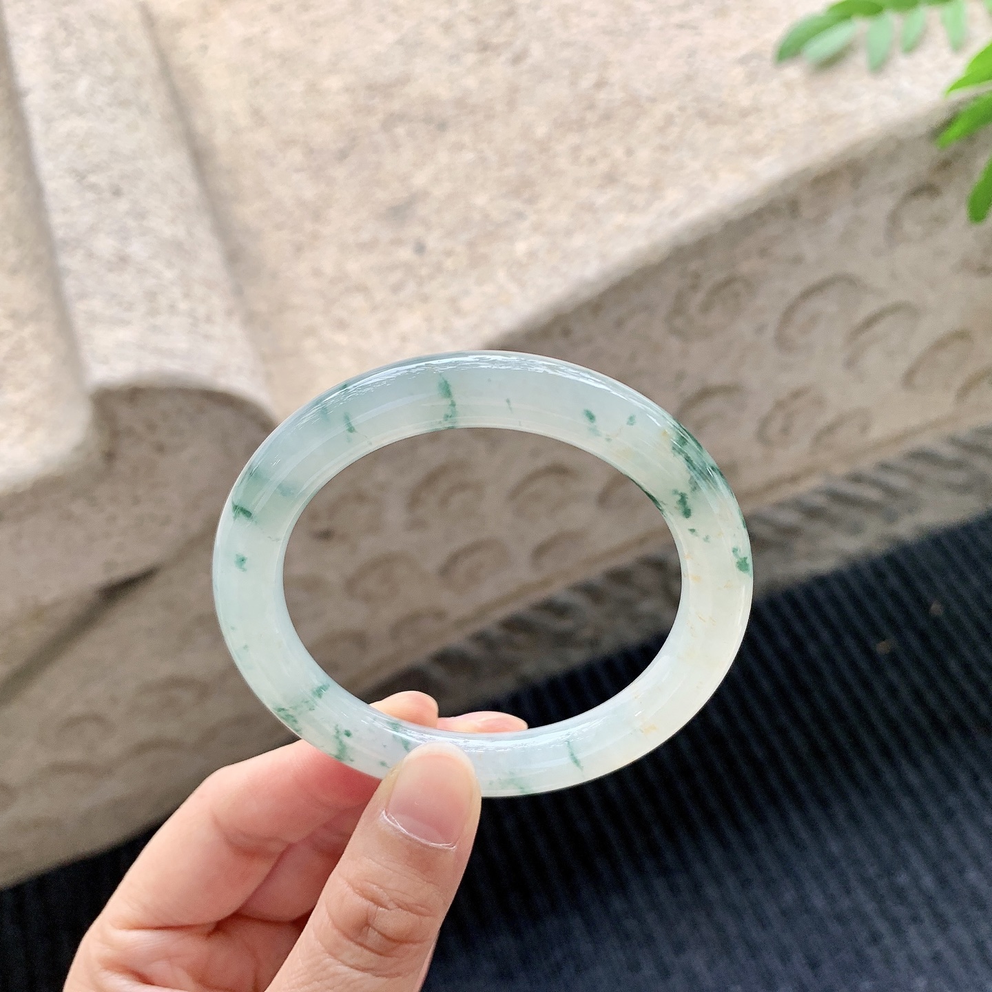 圆条53 54【圈口】54.7/9.3/9.2【编码】A1041516【描述】糯冰飘花，水润，种老，细腻，打灯有棉线