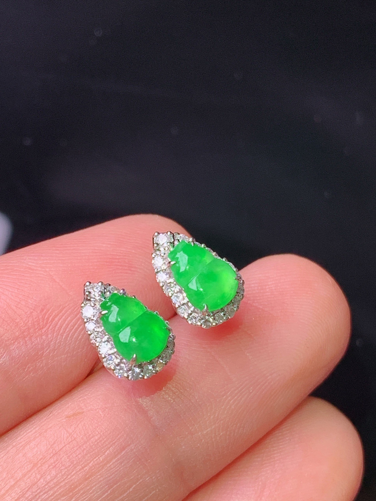 18k金钻镶嵌满绿葫芦耳钉 玉质细腻 色泽清新艳丽 整体尺寸9.6*6.8*5.3 T1