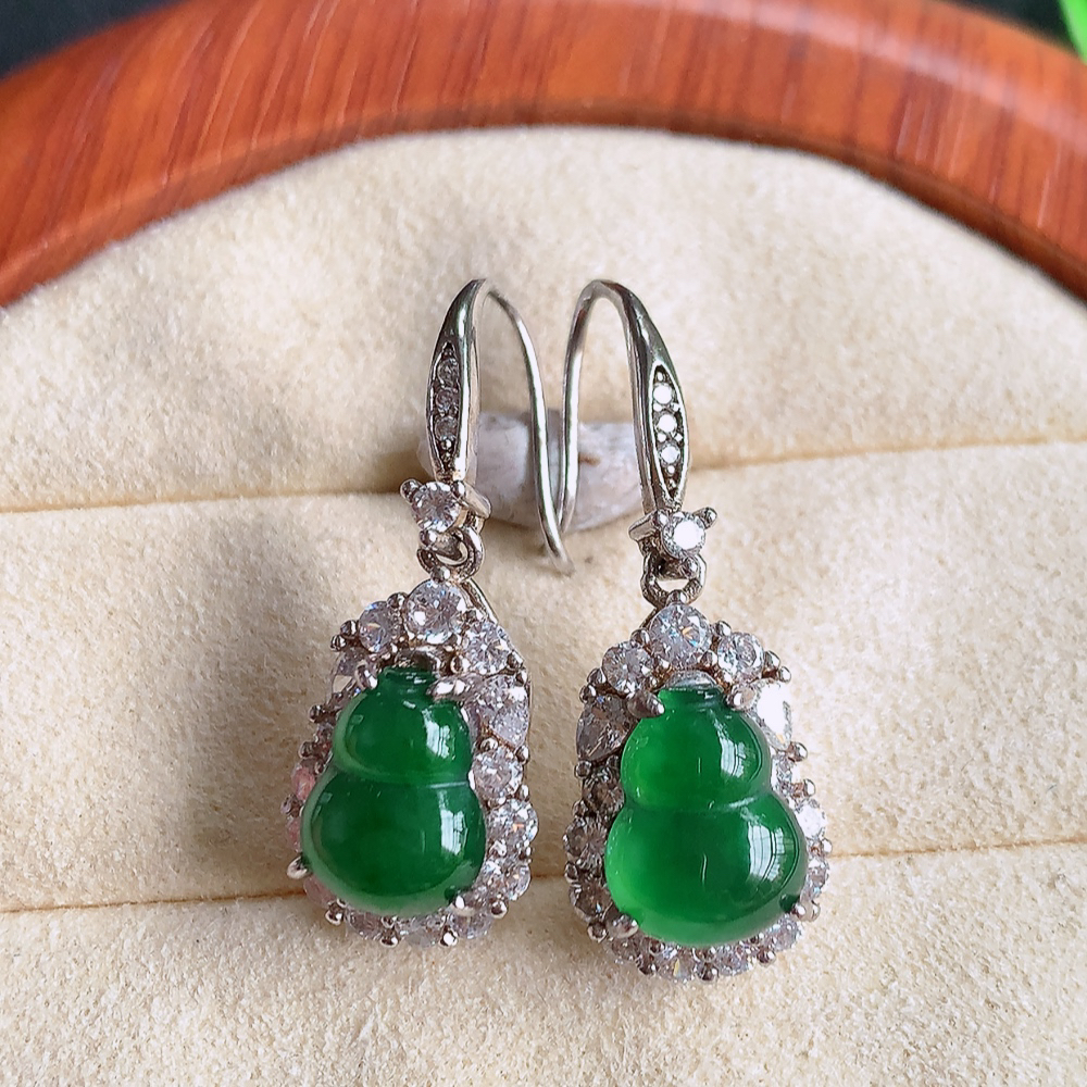 冰满绿翡翠925银镶嵌葫芦耳坠，自然光实拍，翠色灵动，颜色漂亮，种老水足，品相佳，佩戴佳品！W481.13  取一整体尺寸：17.5-10.6-7.8mm  裸石尺寸：10-7.8mm