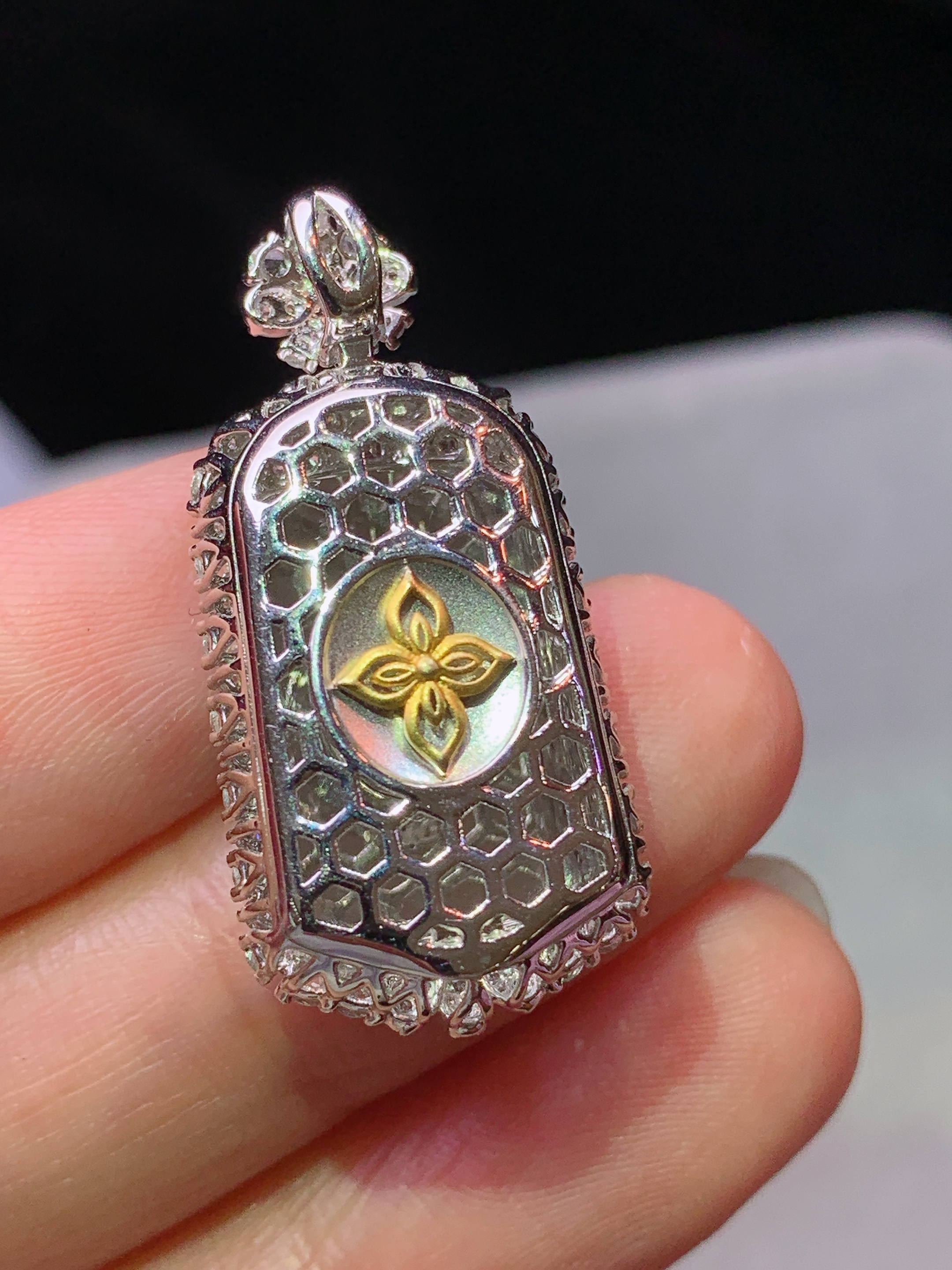 18k金钻镶嵌满绿无事牌吊坠 玉质细腻 水润亮眼 色泽艳丽 整体尺寸30.6*14.8*9m5