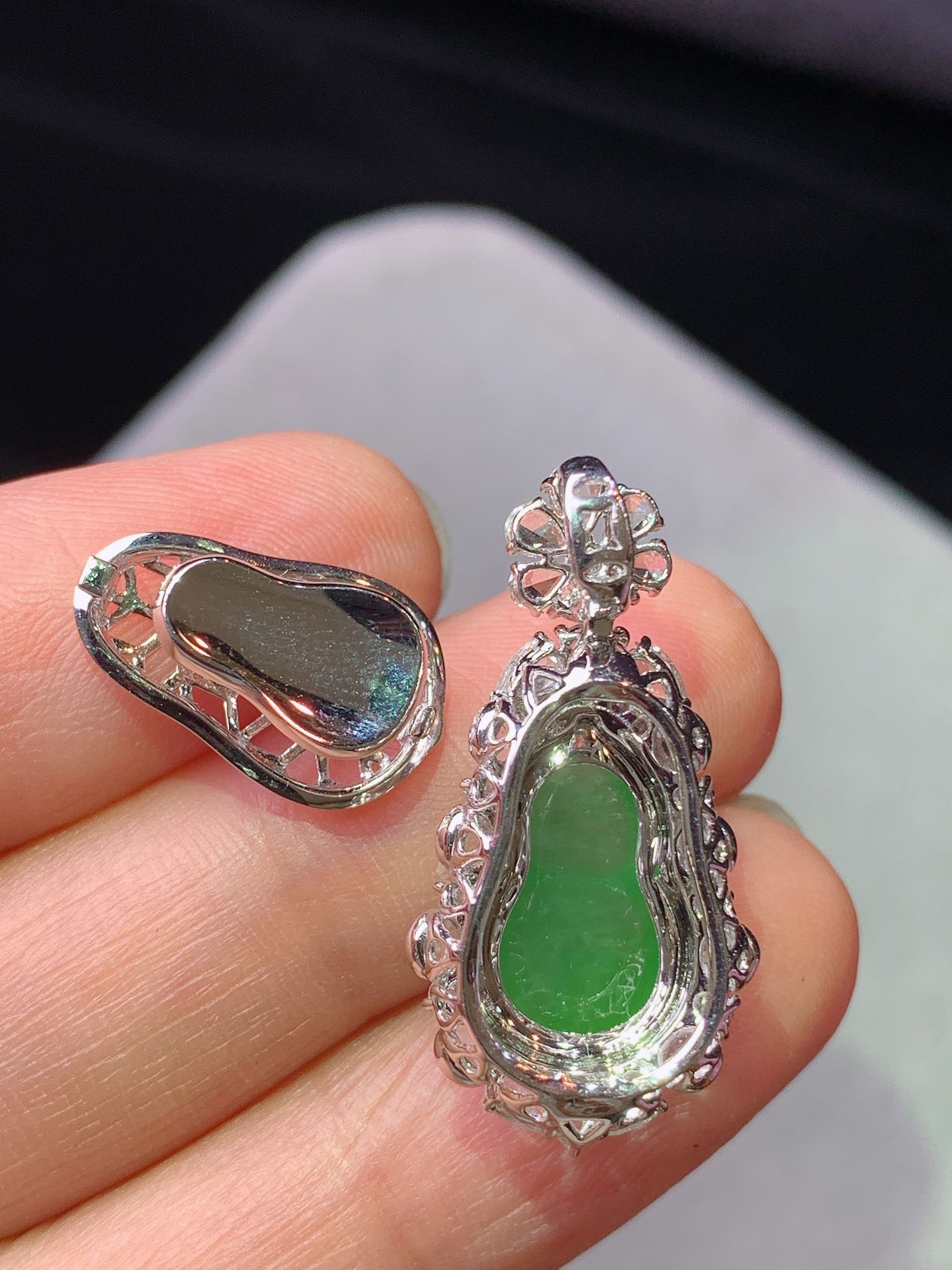 18k金钻镶嵌冰阳绿葫芦吊坠 玉质细腻 水润亮眼 色泽艳丽 整体尺寸27*13.6*10.3k1