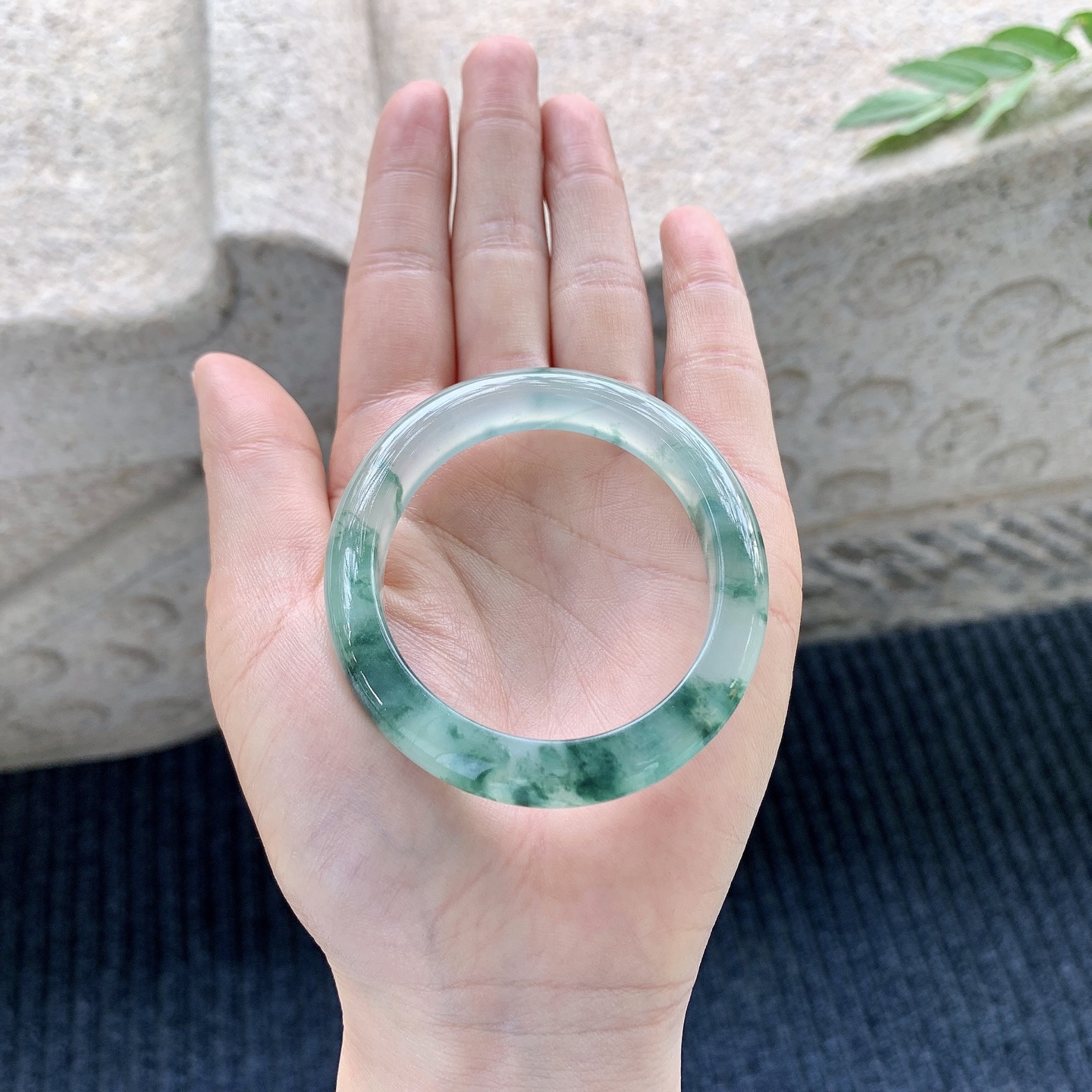 贵妃50 51 圈口51.3/45.4/9.5/7.4 糯冰飘绿花，水润，种老，细腻，打灯有纹线GL121337