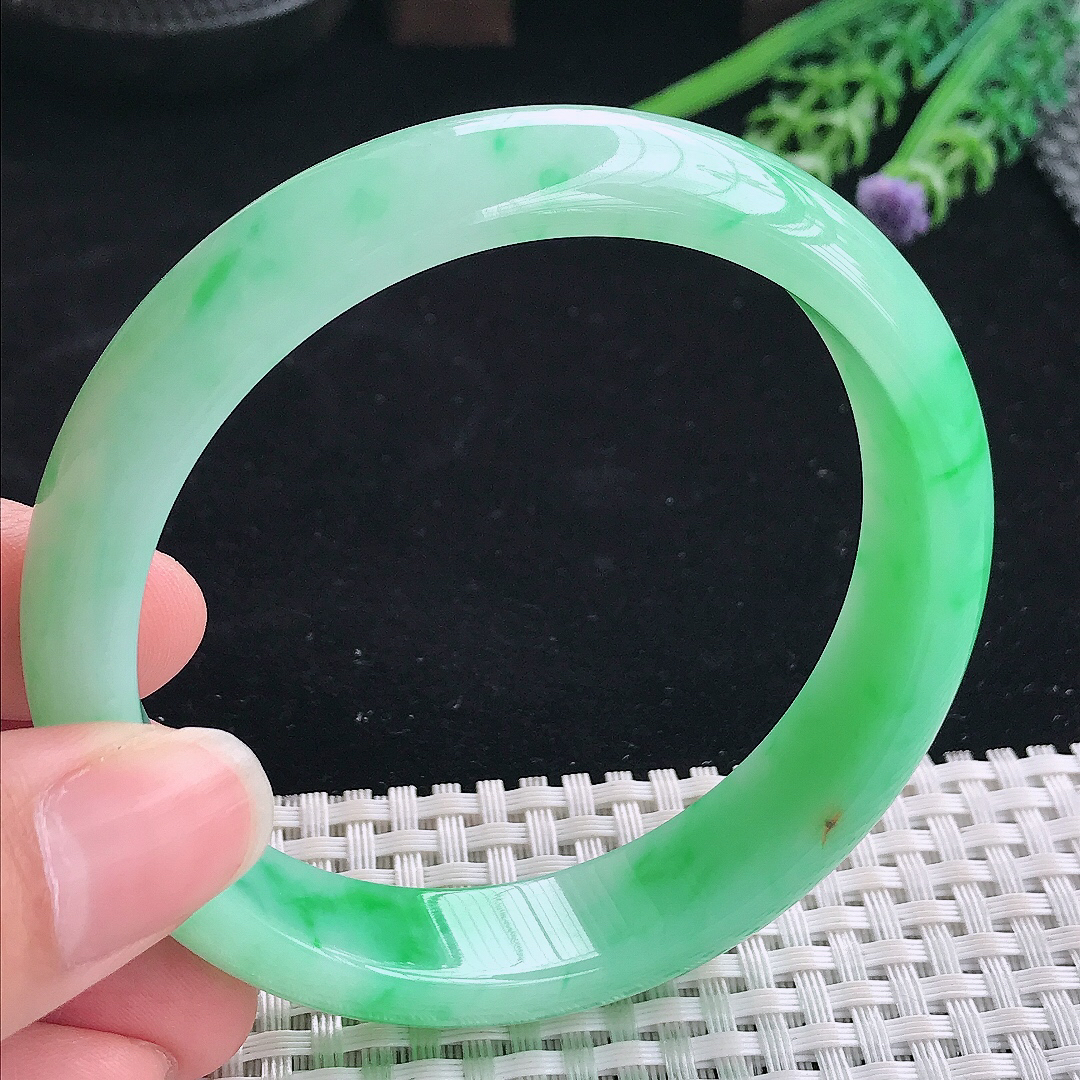 实拍A货翡翠61.5/14.2/8大圈口老坑精美冰润飘阳绿手镯翡翠珍藏玉镯平安镯