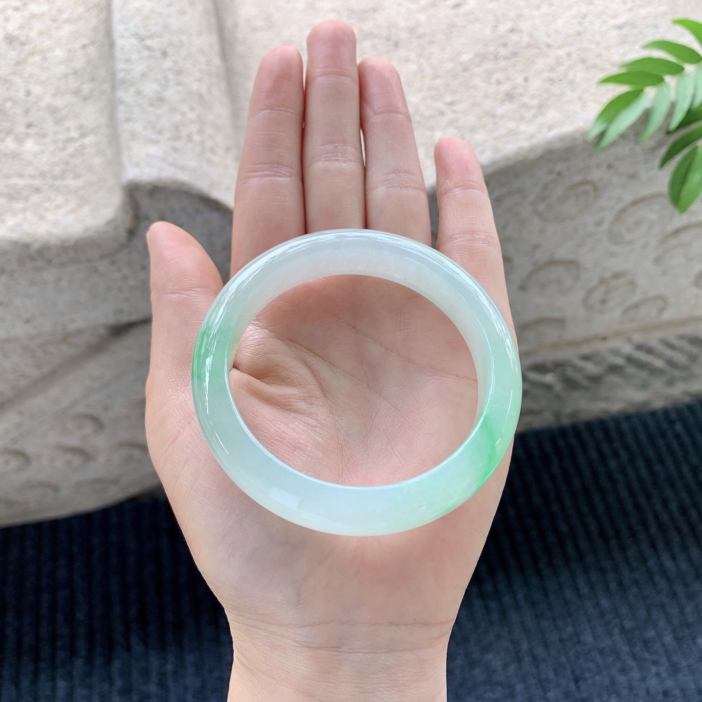 正圈54 55【圈口】55.5/12.1/8.2【编码】BA032014【描述】冰飘绿花，清透，水润，种老，细腻，打灯有絮线