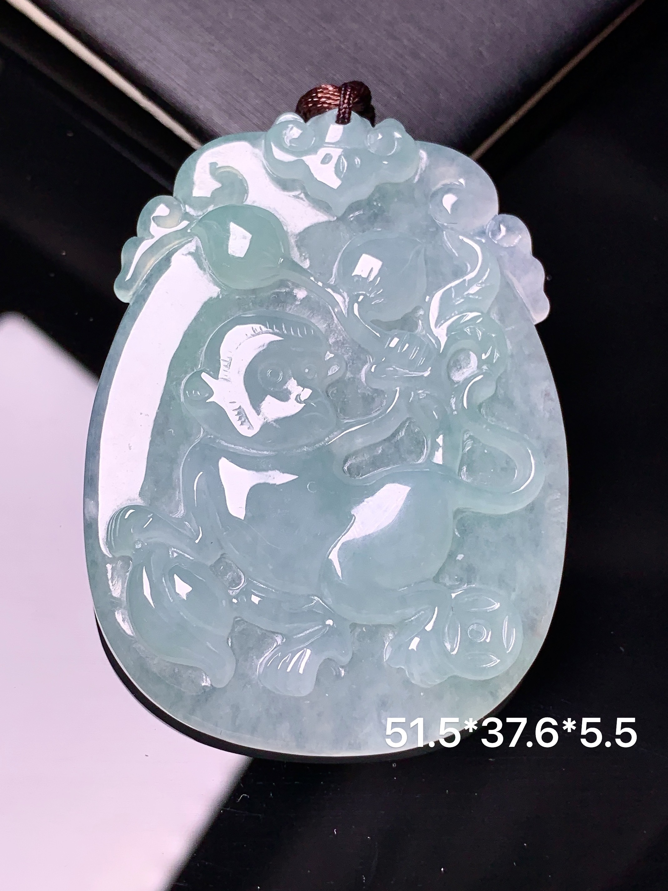冰种灵猴献寿吊坠 玉质细腻 水润亮眼 色泽艳丽 整体尺寸51.5*37.6*5.5b2