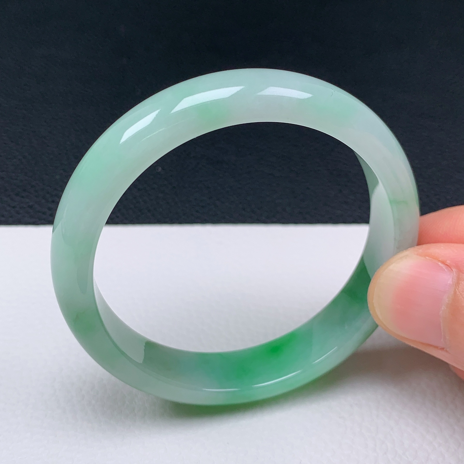 天然翡翠圈口54-55老坑冰透飘绿半山水手镯 玉质细腻 种水好 尺寸：54.5-12.1-6.8mm  M3