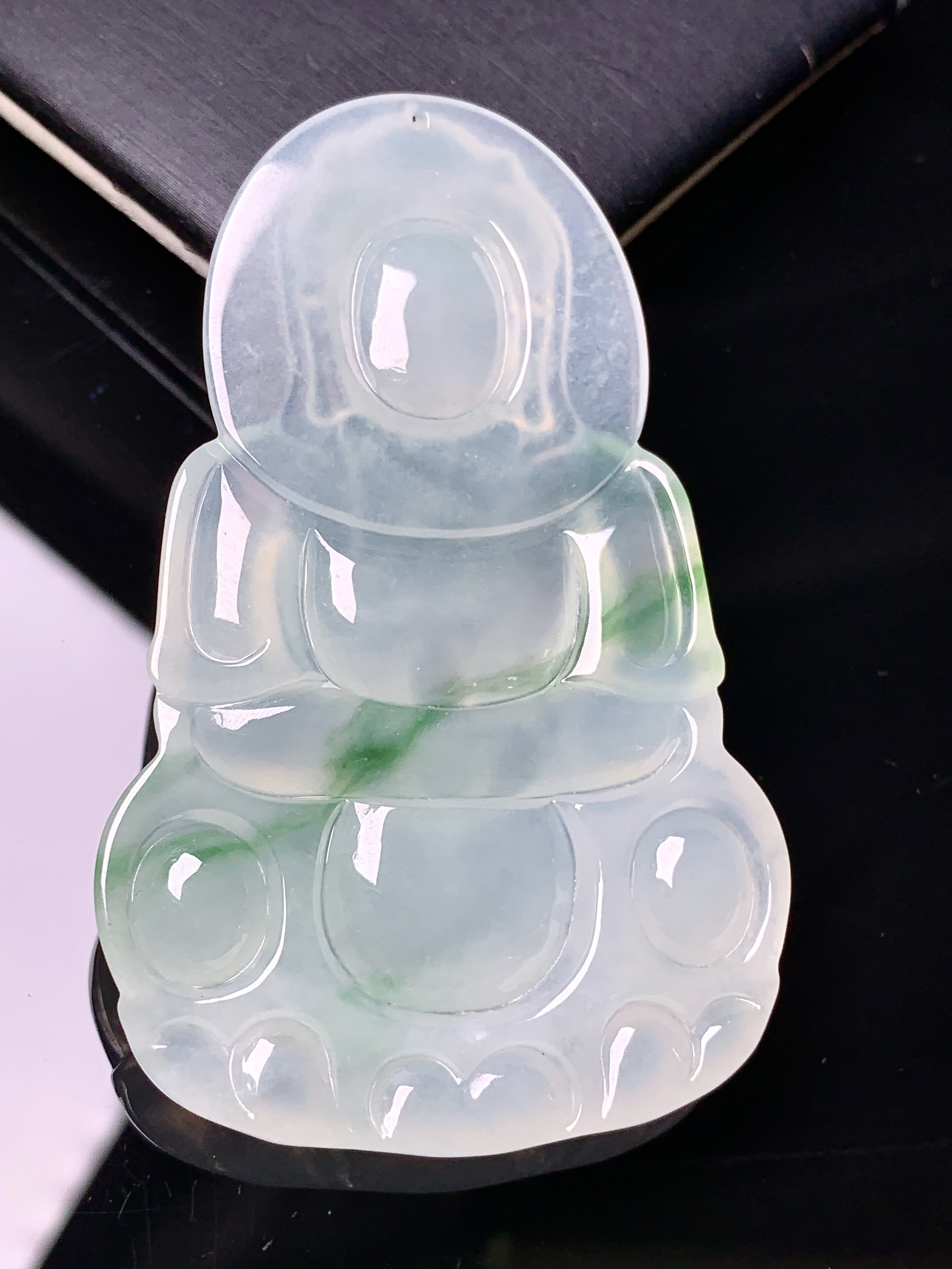 冰飘绿观音菩萨吊坠 玉质细腻 色泽艳丽清新 水润亮眼 整体尺寸64.3*40.5*6x1